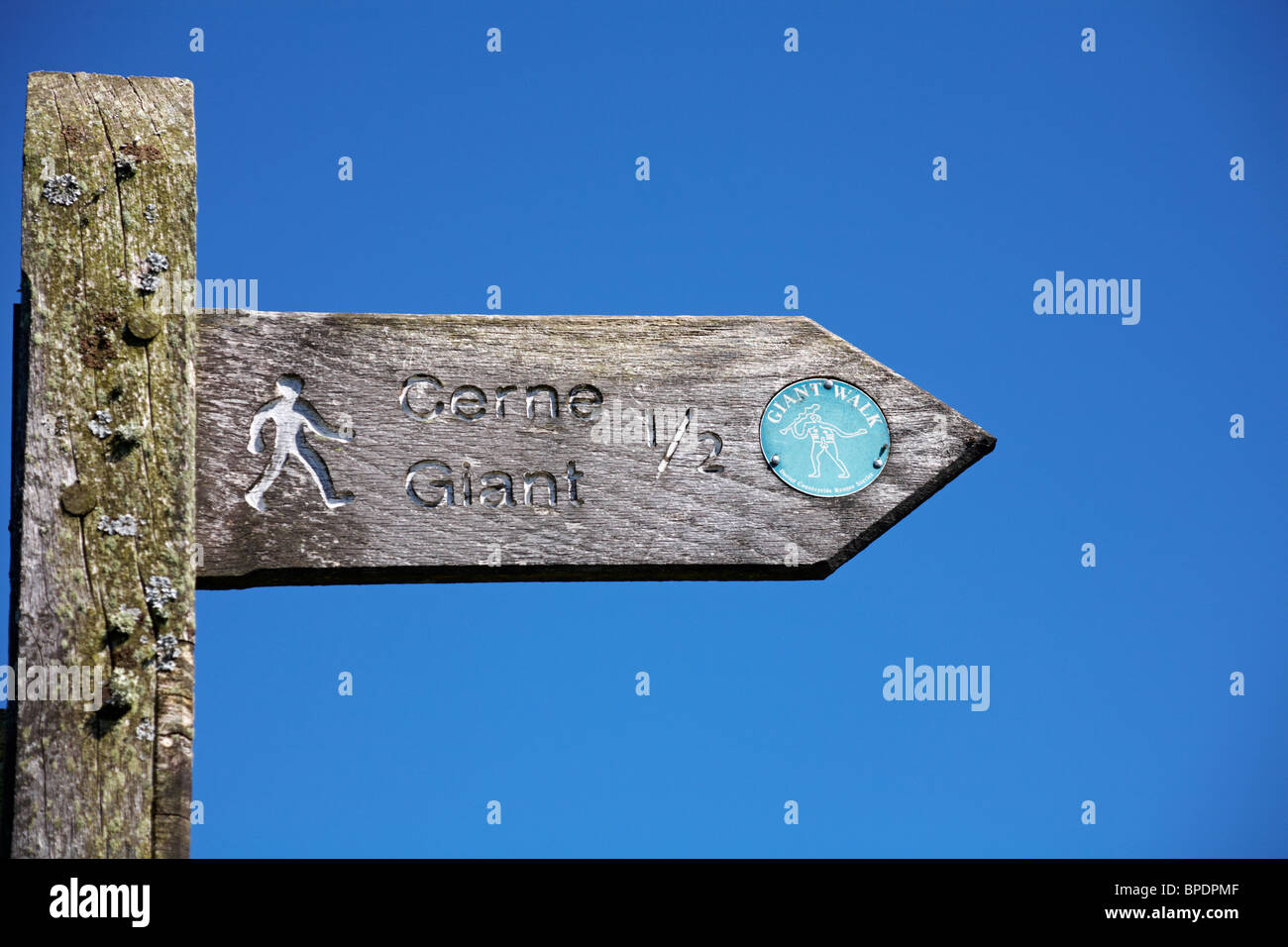Wegweiser, der eine halbe Meile entlang des Giant Walk zum Cerne Giant bei Cerne Abbas zeigt, Dorset UK im Mai gegen den tiefblauen Himmel Stockfoto