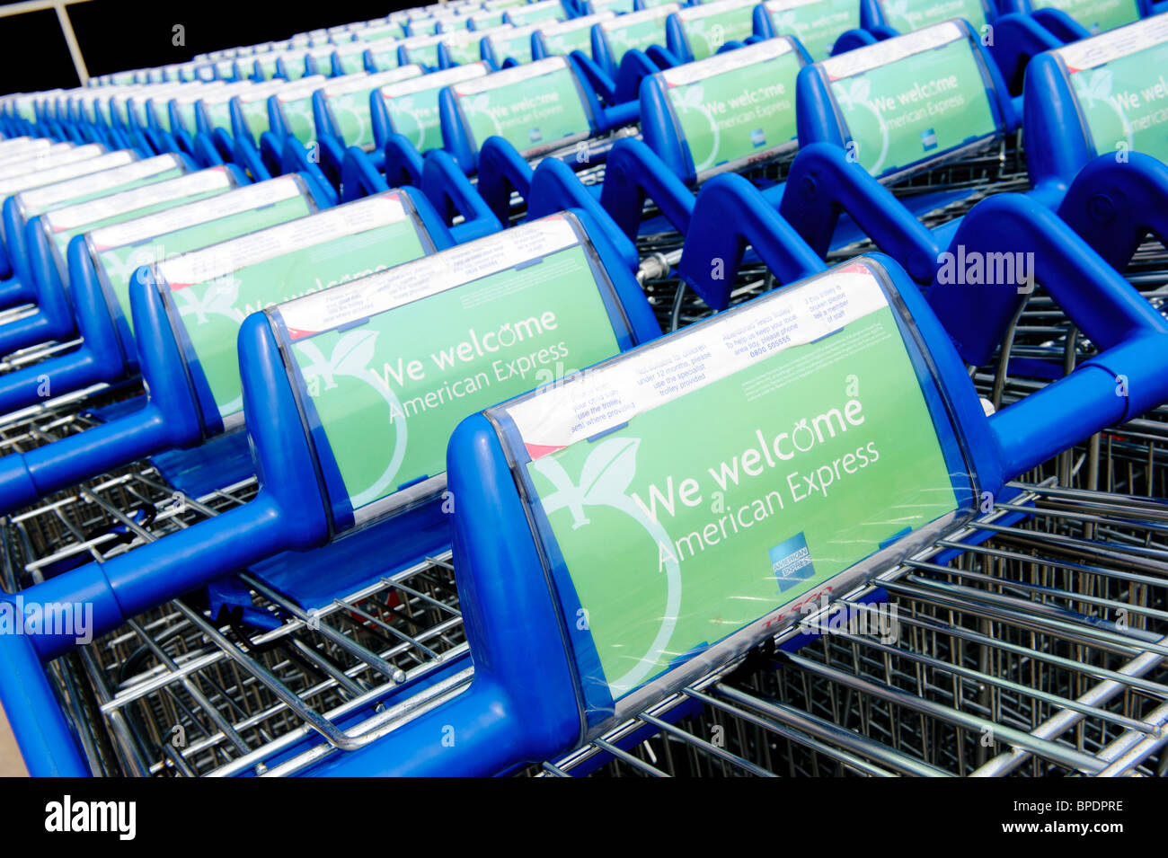 Mehrere Einkäufe Wagen abgestellt in einer Linie außerhalb einen Tesco-Supermarkt Stockfoto