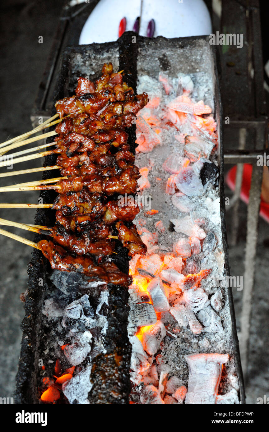 Fleisch-Sate Kochen auf Holzkohle-Grill in einer Straße in Kuta auf bali Stockfoto