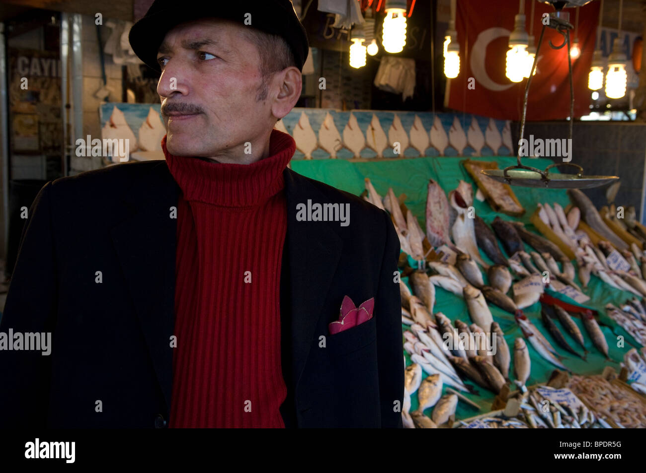 Fish monger Fischmarkt in Istanbul, Türkei Stockfoto