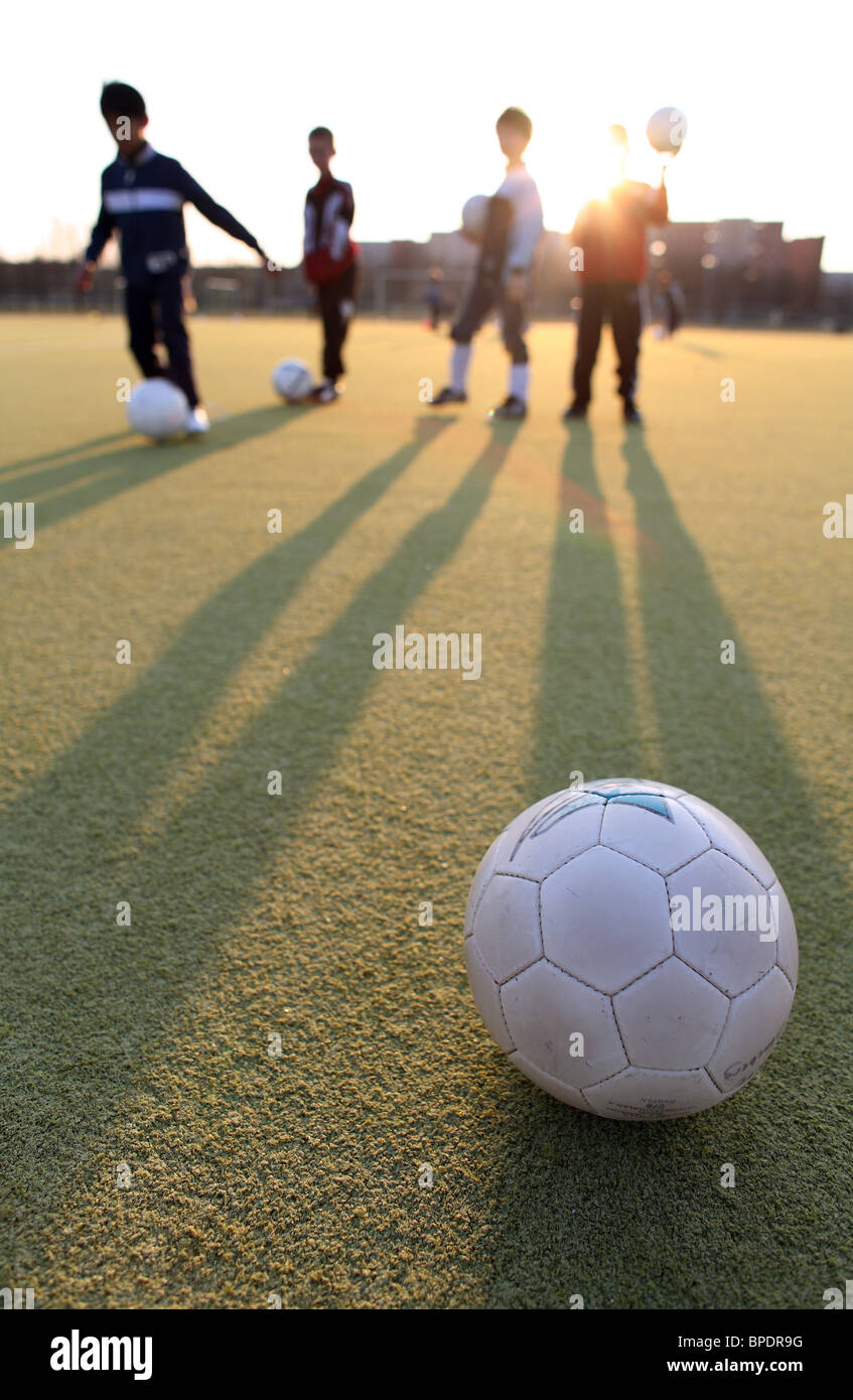 Kinder Silhouetten im Fußball-Praxis, Berlin, Deutschland Stockfoto