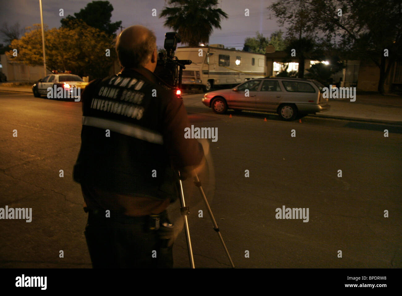 CSI Las Vegas Police Officer fotografiert ein Auto am Tatort eines Verbrechens. Stockfoto