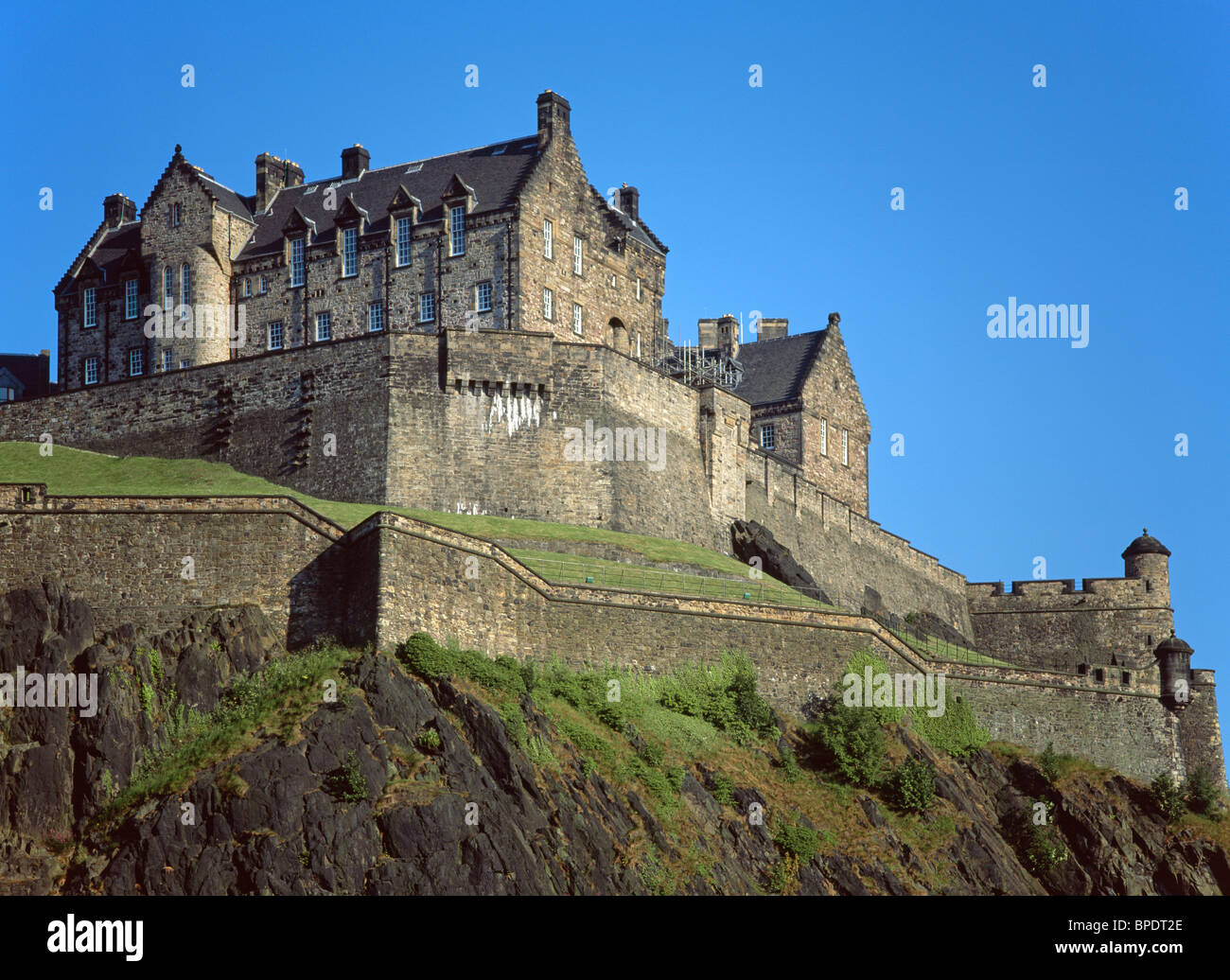 Wahrzeichen und historischen Gebäude Edinburgh Castle thront auf der berühmten Felsformation aus Granit der berühmten Festung dominiert die Skyline der Stadt Schottland Großbritannien Stockfoto
