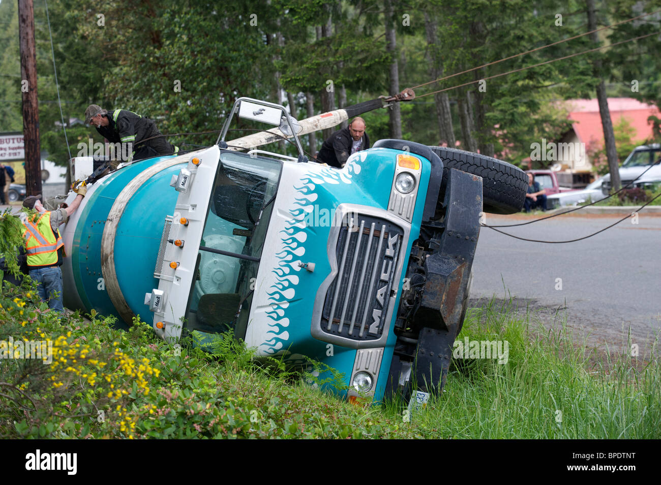 LKW-Unfall, Zement, Gabriola, British Columbia, Kanada Stockfoto