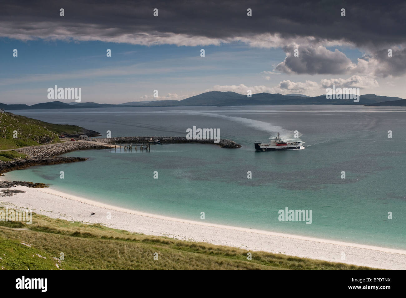 Die Passagierfähre von der Insel Barra nähert sich Eriskay auf der westlichen Insel, äußeren Hebriden. Schottland.  SCO 6398 Stockfoto