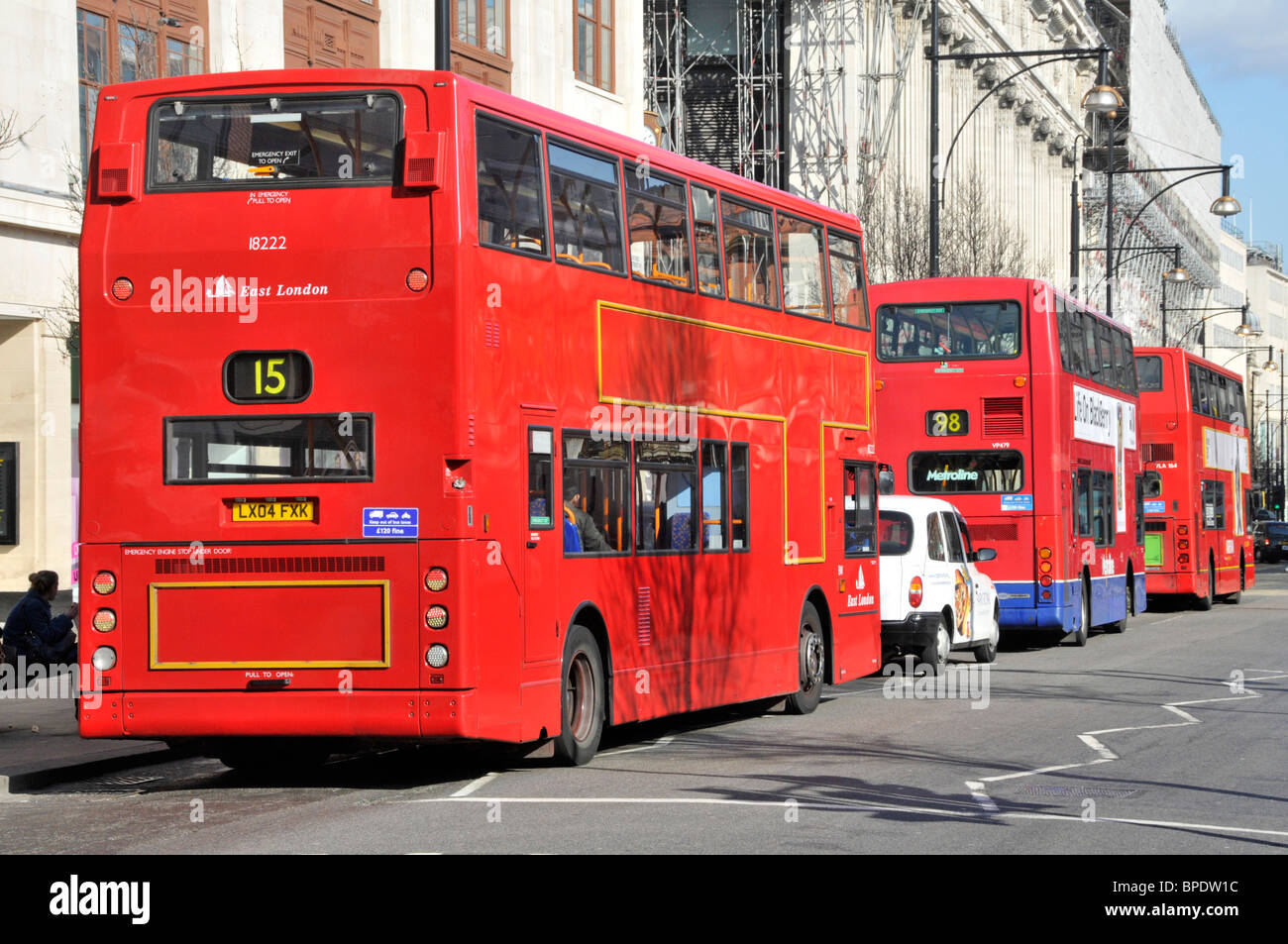 Londoner Busse in der Londoner Oxford Street Stockfoto