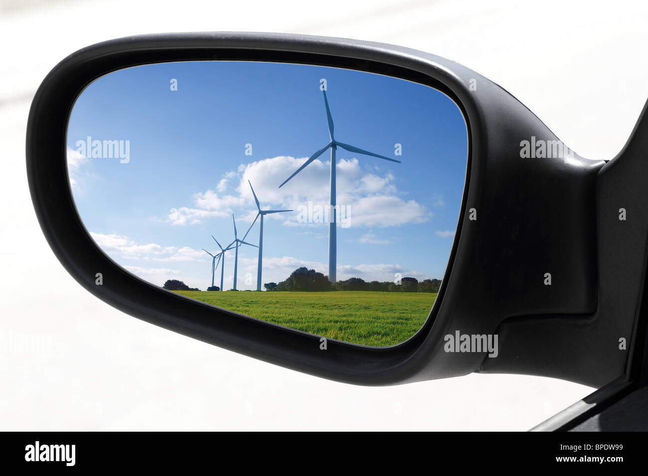 Rückspiegel Auto Spiegel Fahransicht Windmühlen elektrische Windkraftwerke Stockfoto