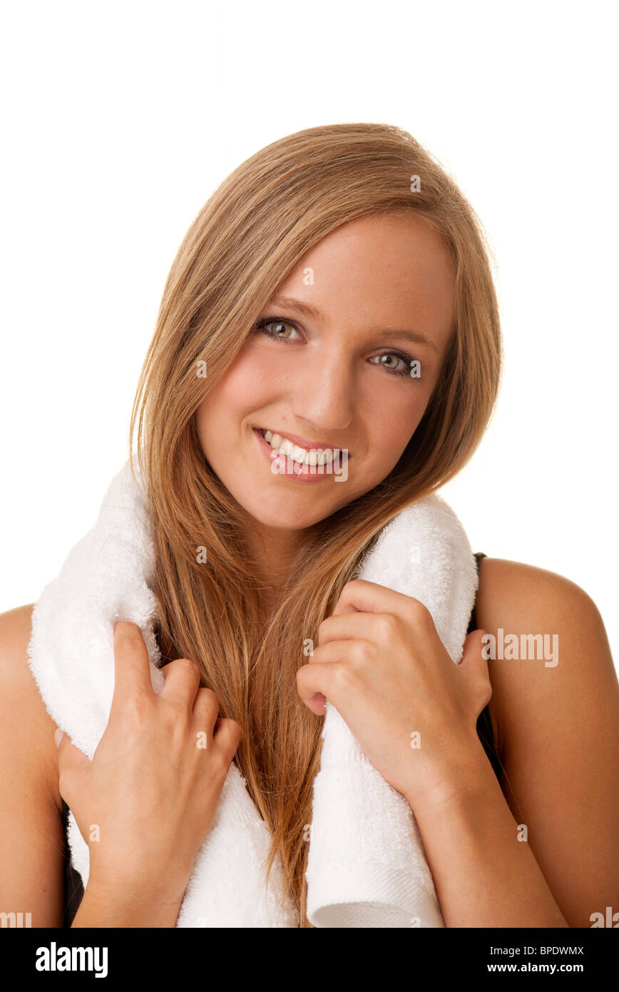 Frau lächelnd mit einem weißen Tuch umwickelt ihre Schultern nach dem Training Stockfoto
