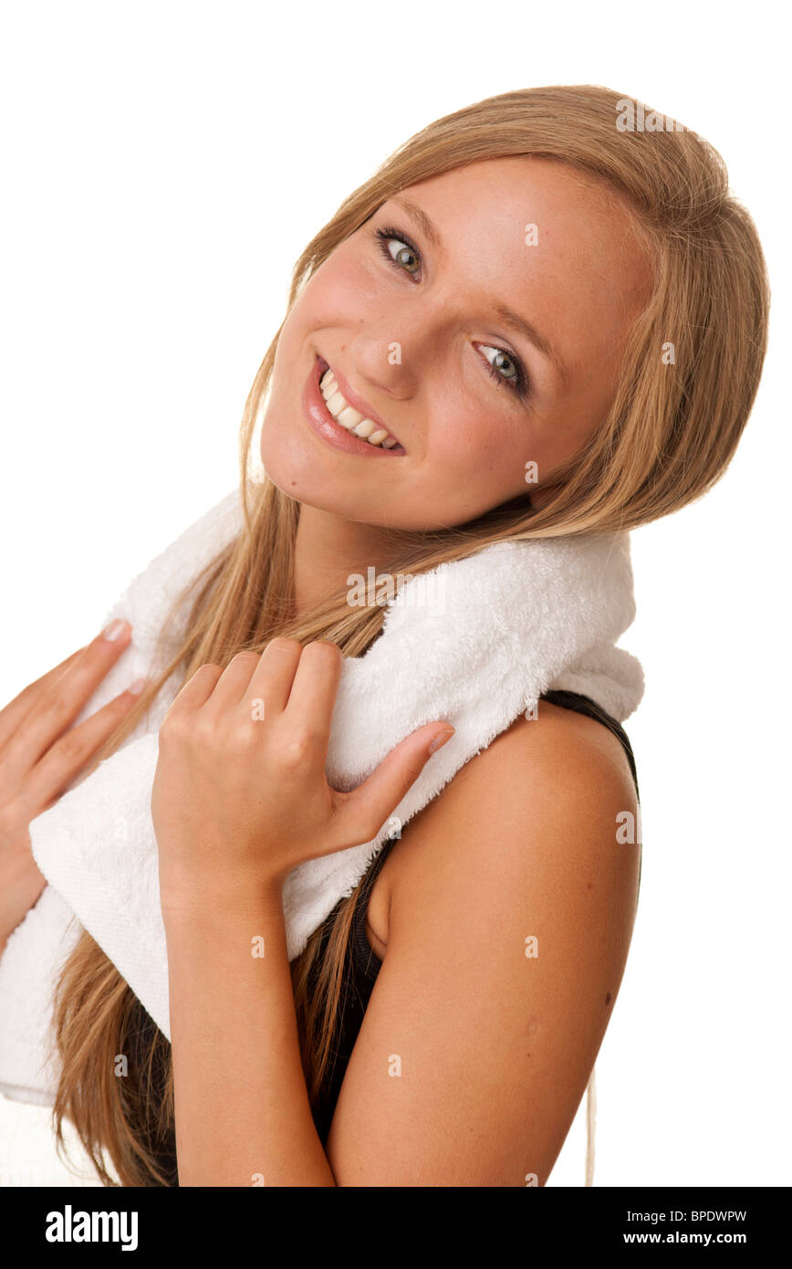 Frau lächelnd mit einem weißen Tuch umwickelt ihre Schultern nach dem Training Stockfoto
