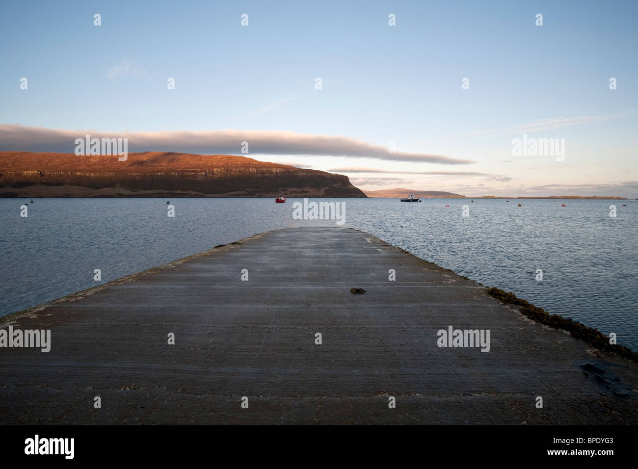 Steg am Morgengrauen Stein Loch Bay Isle Of Skye Schottland Mai 2010 Stockfoto