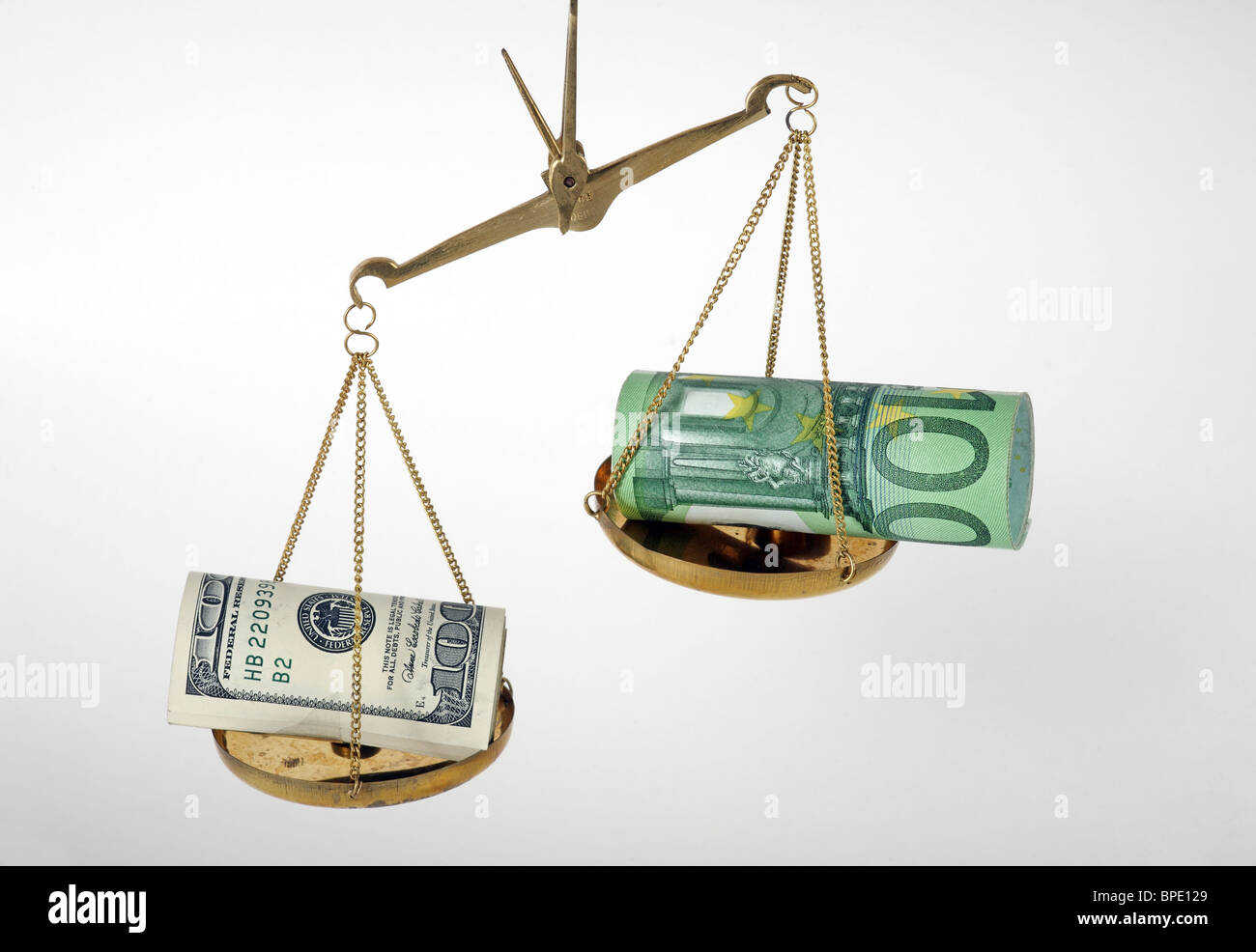 Unsymmetrische Skalen mit Dollars und Euro-Banknoten Stockfoto