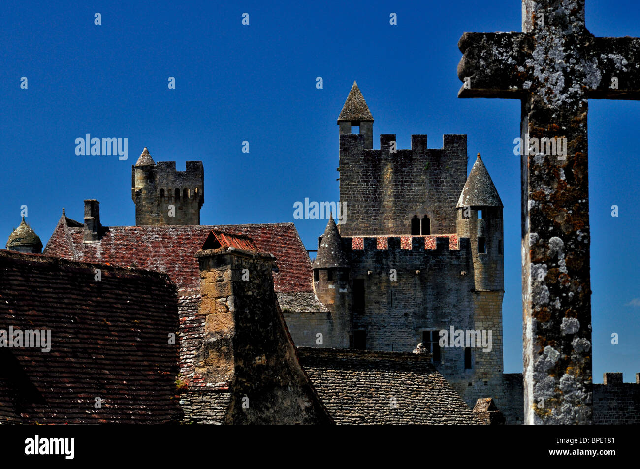 Frankreich: Blick über die Dächer von Beynac mit Schlossturm des Chateau de Beynac Stockfoto