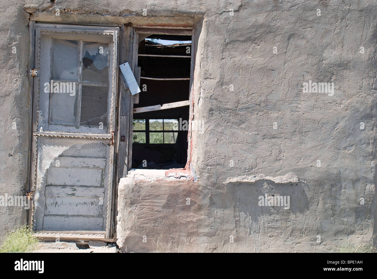 Eine alte verlassene Adobe Hause in Encino, New Mexico ist beginnt zu zerfallen mit eingestürzt in Dach und verfallenen Eingangsbereich. Stockfoto