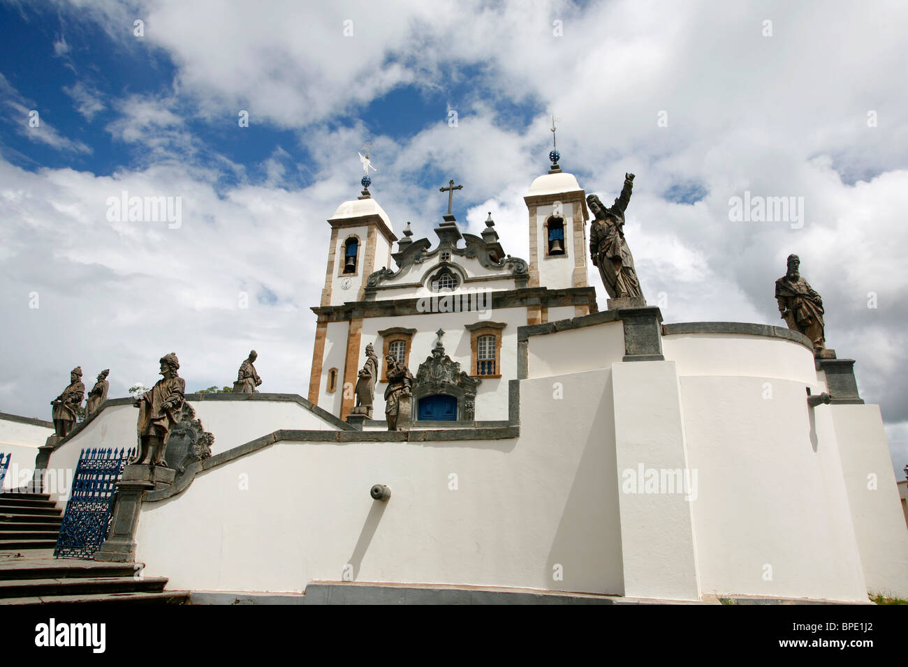 Die Basilika Do Bom Jesus de Matosinhos mit den Statuen der Propheten von Aleijadinho in Congonhas, Minas Gerais, Brasilien. Stockfoto