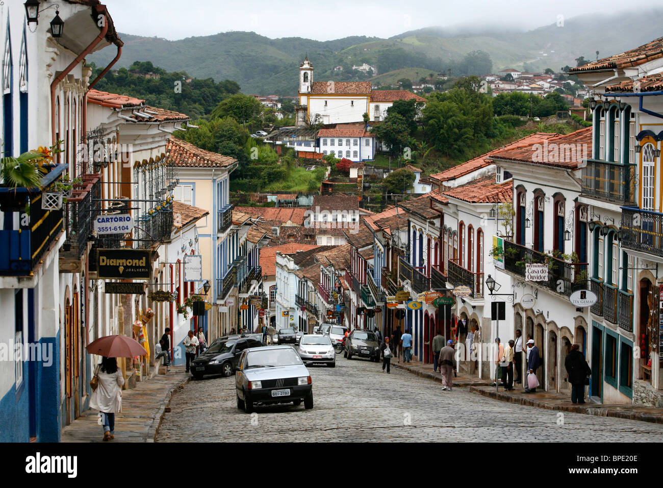 Straßenszene mit Kolonialbauten in Ouro Preto, Brasilien. Stockfoto