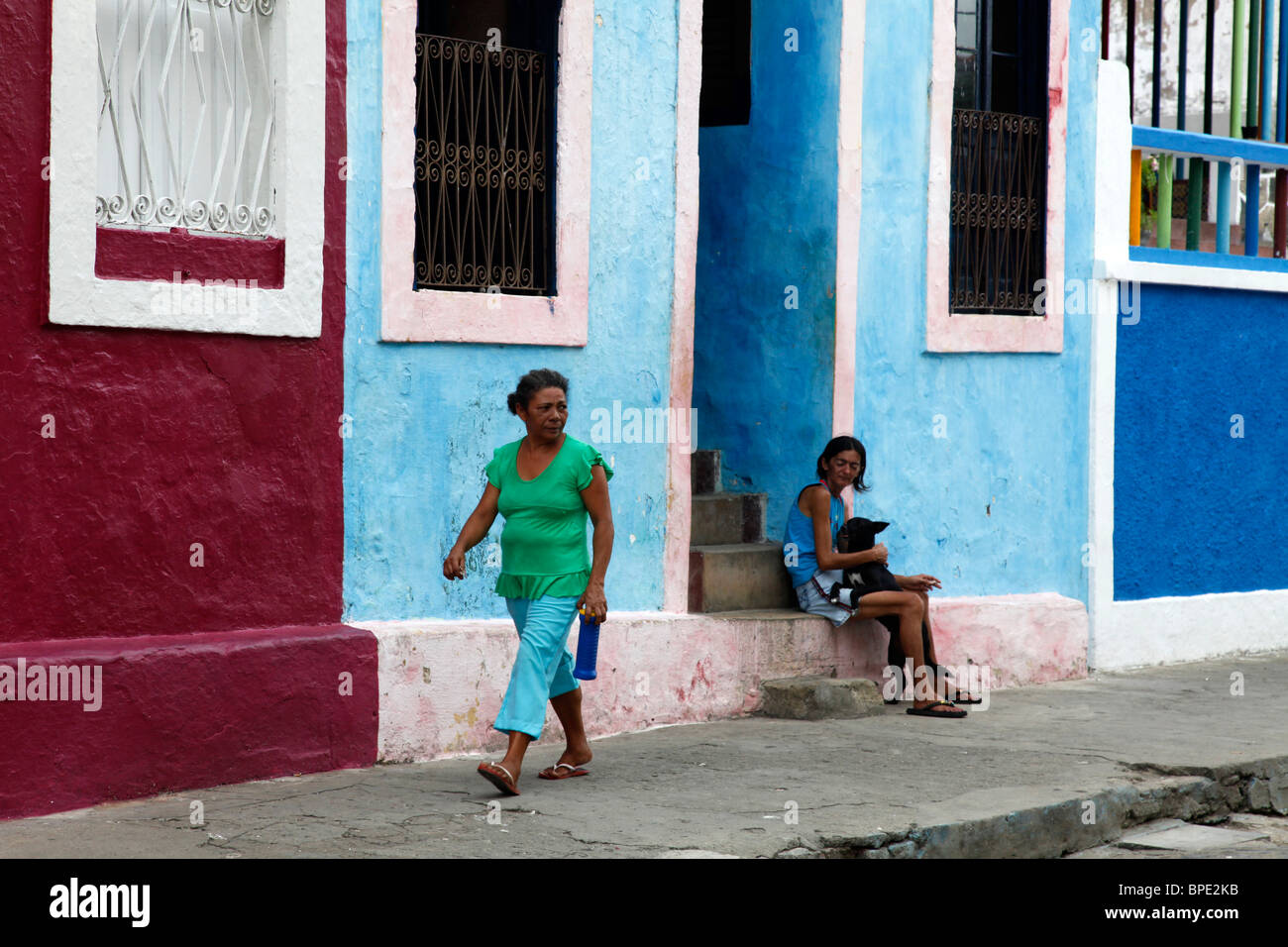 Straßenszene mit bunten Häusern, Olinda, Pernambuco, Brasilien. Stockfoto