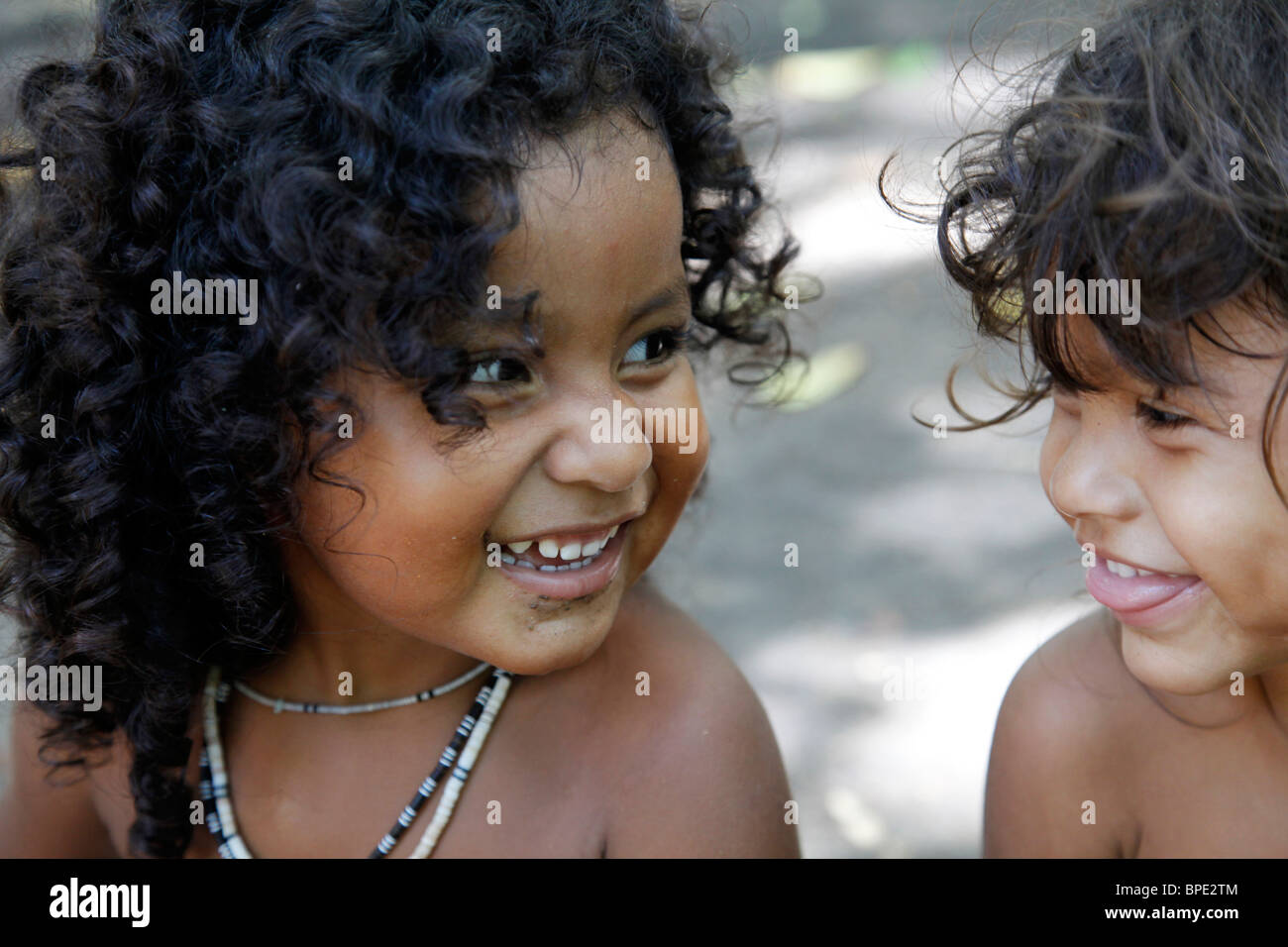 Porträt des jungen Pataxo indische Mädchen in der Reserva Indigena da Jaqueira in der Nähe von Porto Seguro, Bahia, Brasilien. Stockfoto