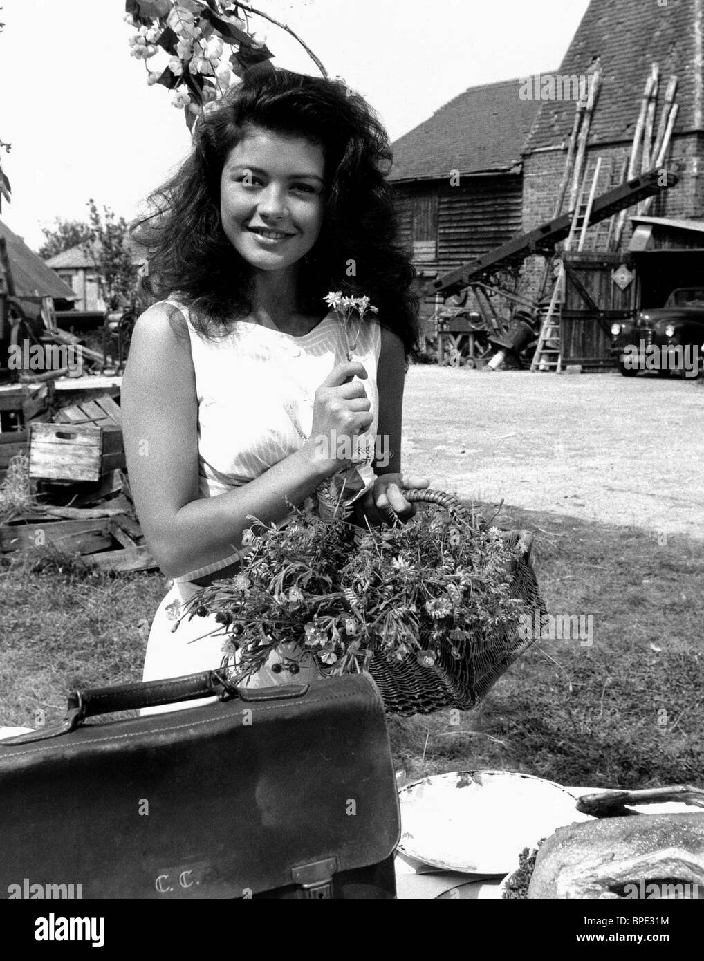 CATHERINE ZETA JONES DARLING BUDS OF MAY (1992 Stockfotografie - Alamy