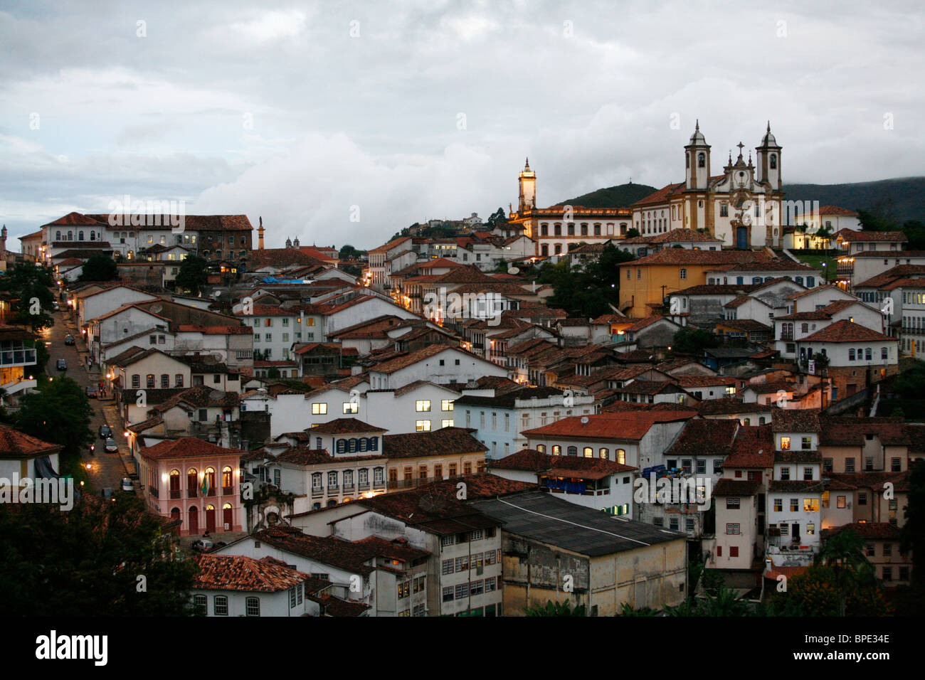 Ein Blick über die Stadt von Ouro Preto von in der Nähe der Kirche von São Francisco de Paula, Brasilien. Stockfoto
