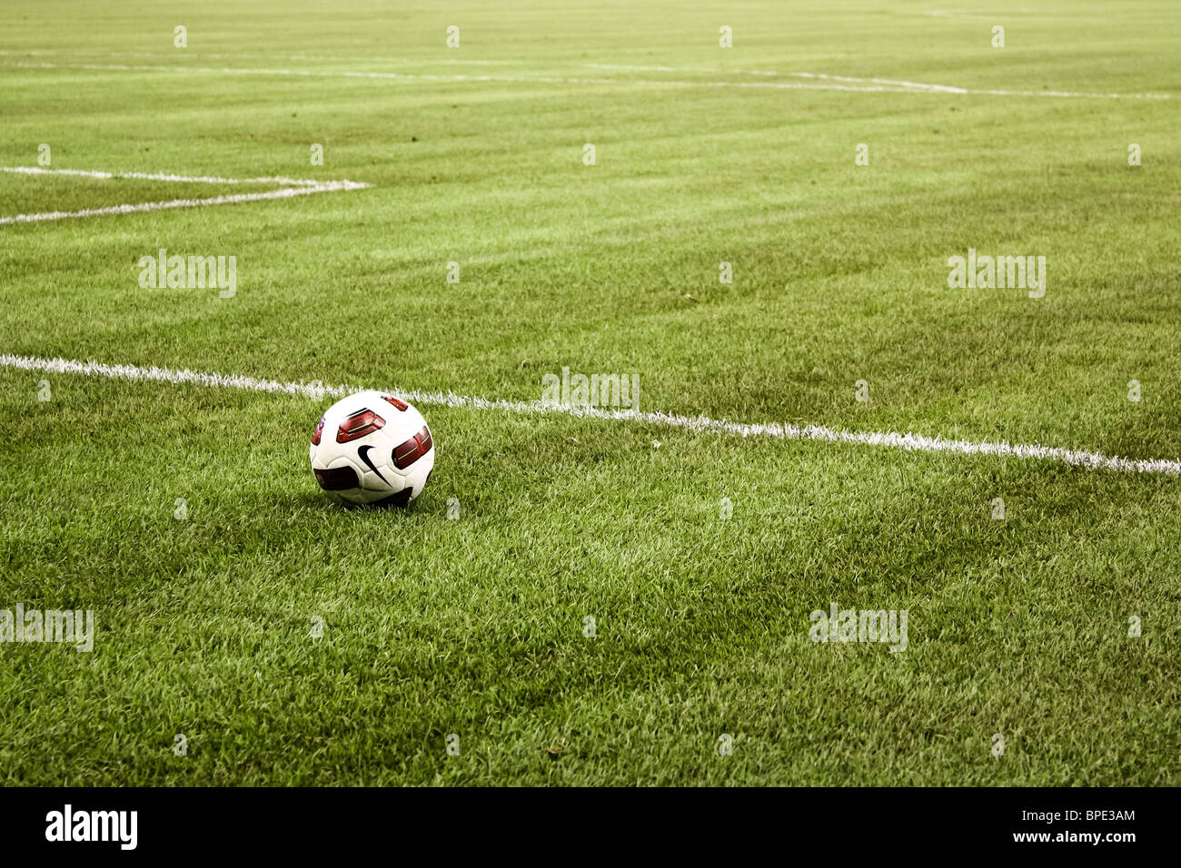 Soccer Ball Fußball Grasgrün leeres Feld Stockfoto