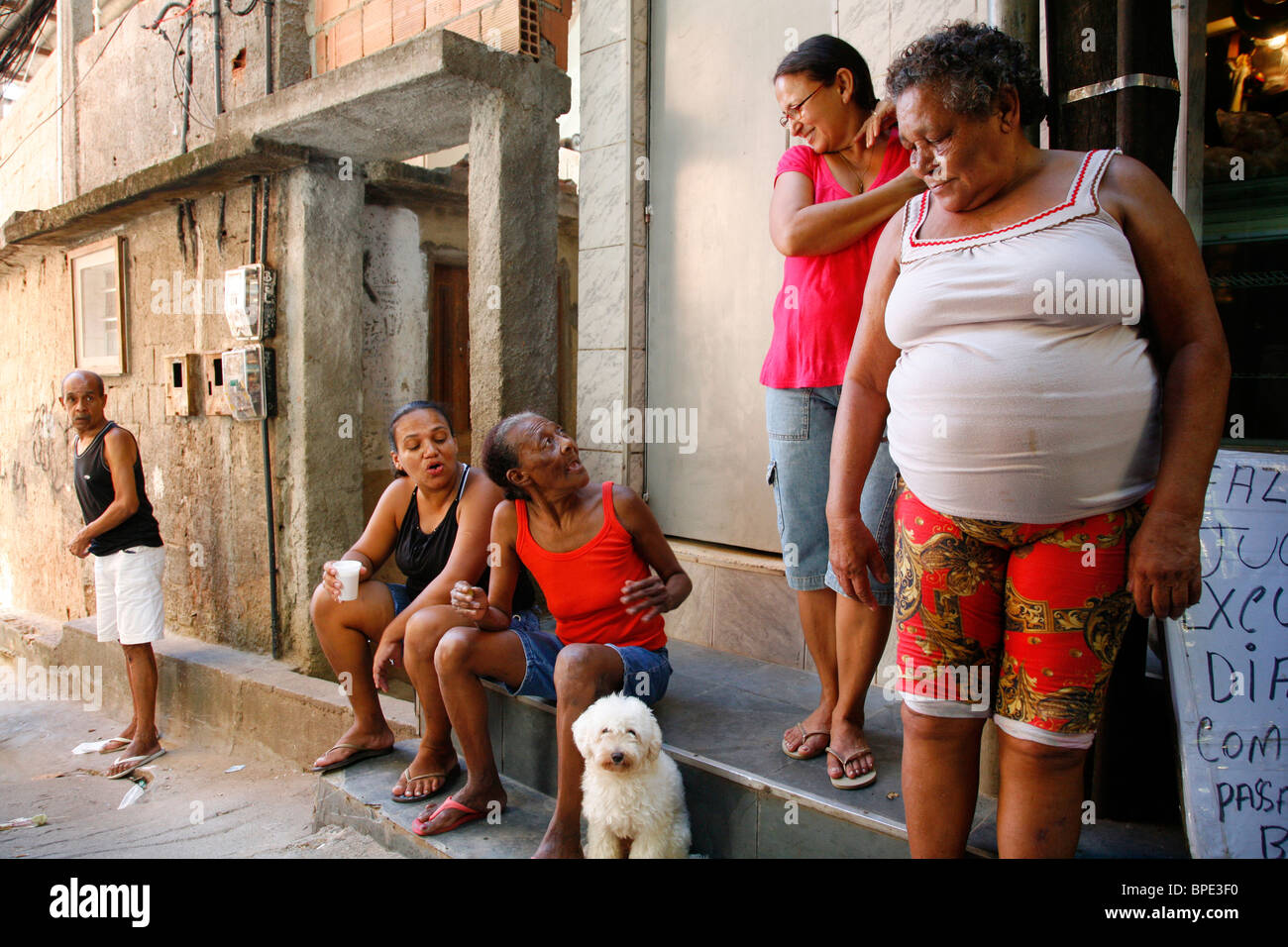 Menschen in Rocinha Favela in Rio De Janeiro, Brasilien. Stockfoto