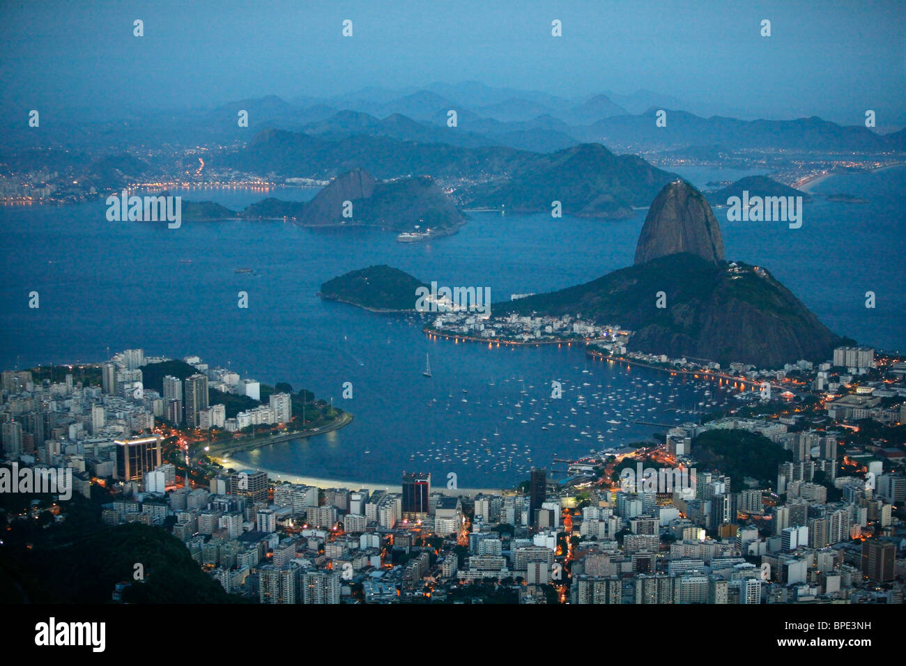 Blick auf die Pao Acucar oder Sugar Loaf Mountain und die Bucht von Botafogo Rio De Janeiro, Brasilien. Stockfoto