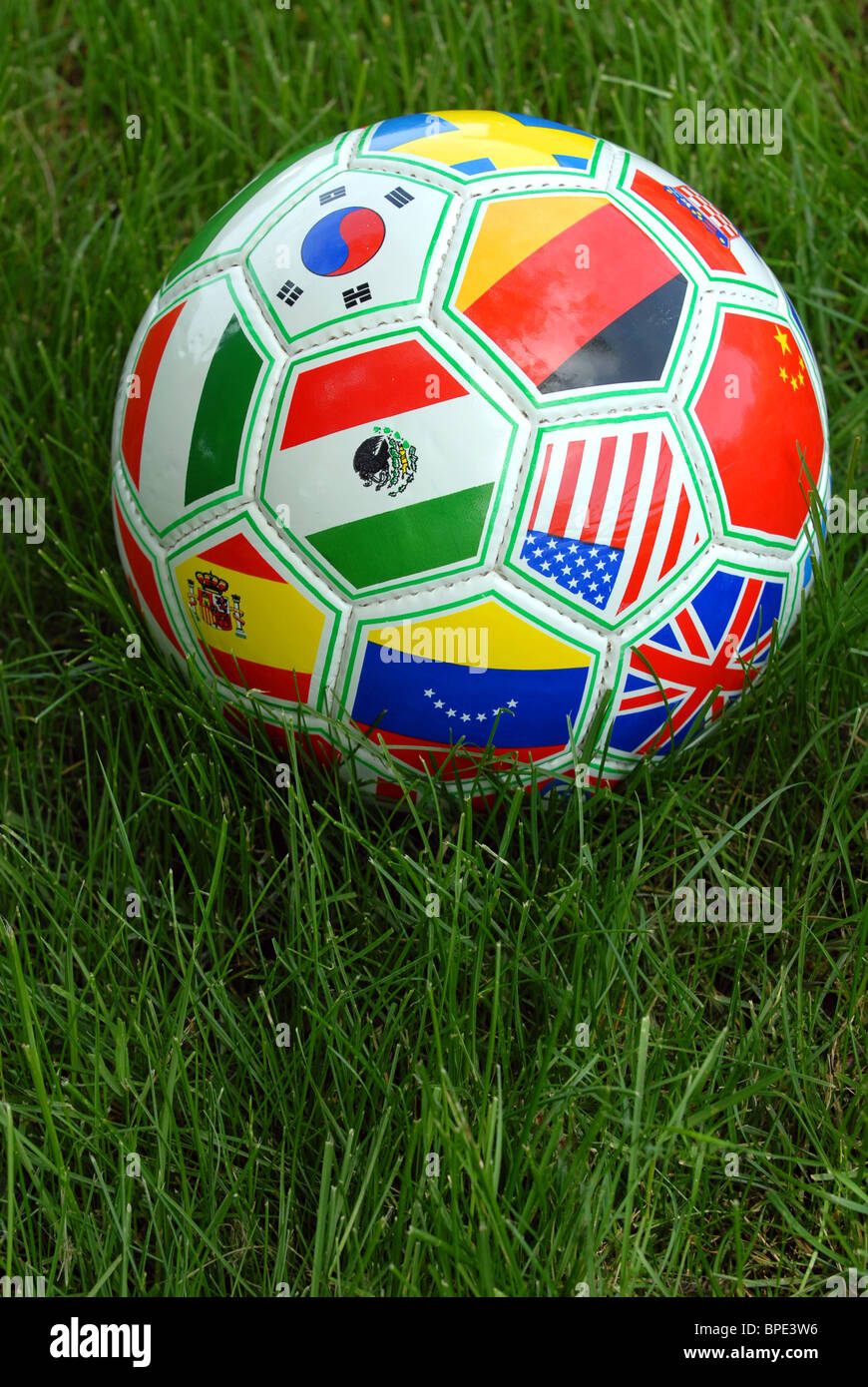 World Cup Soccer Ball mit Nationalflaggen, sichtbar sind Mexiko, Südkorea, USA, Deutschland, China, Irland, Spanien, Stockfoto