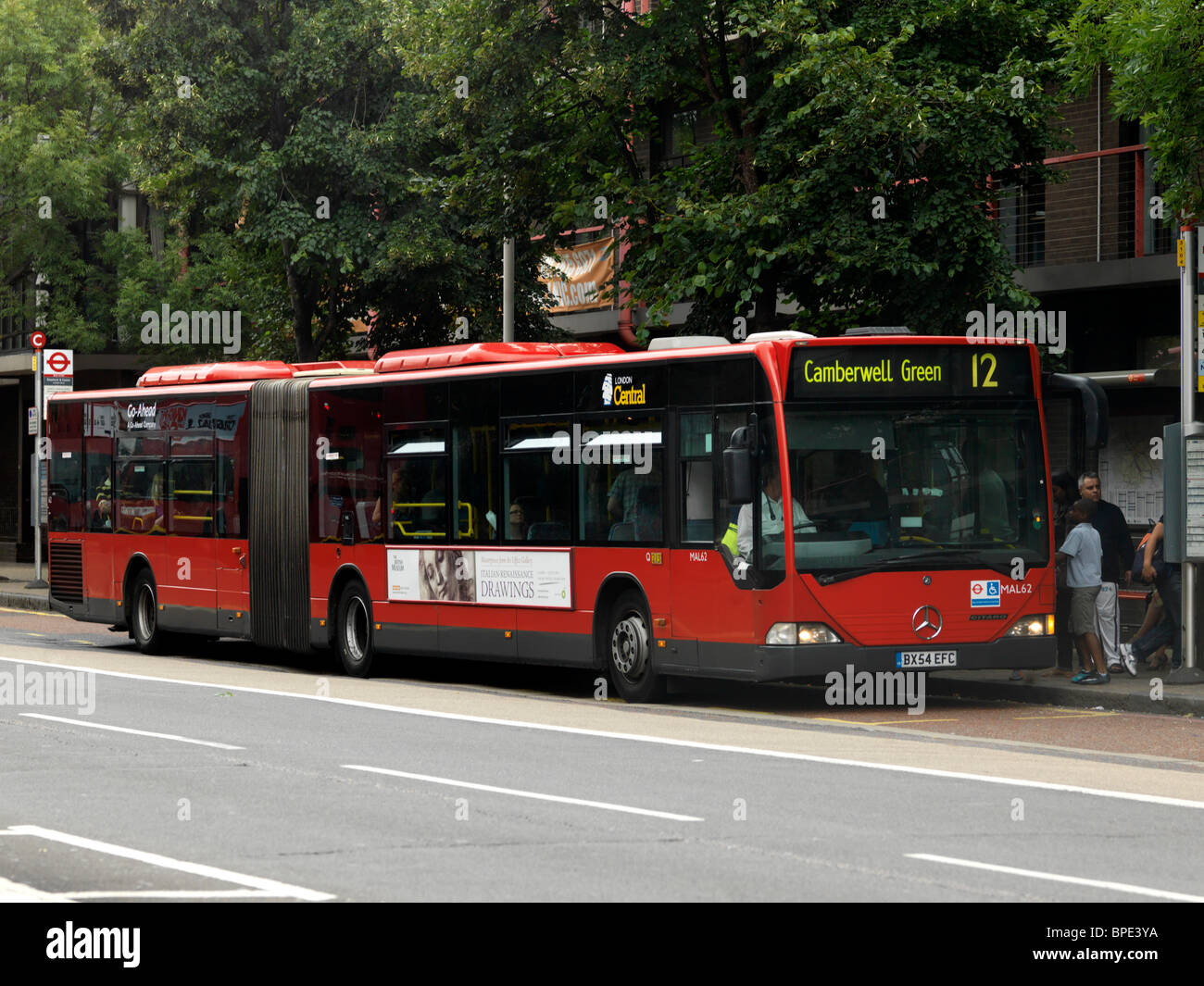 London England Gelenkbus an Bushaltestelle Stockfoto