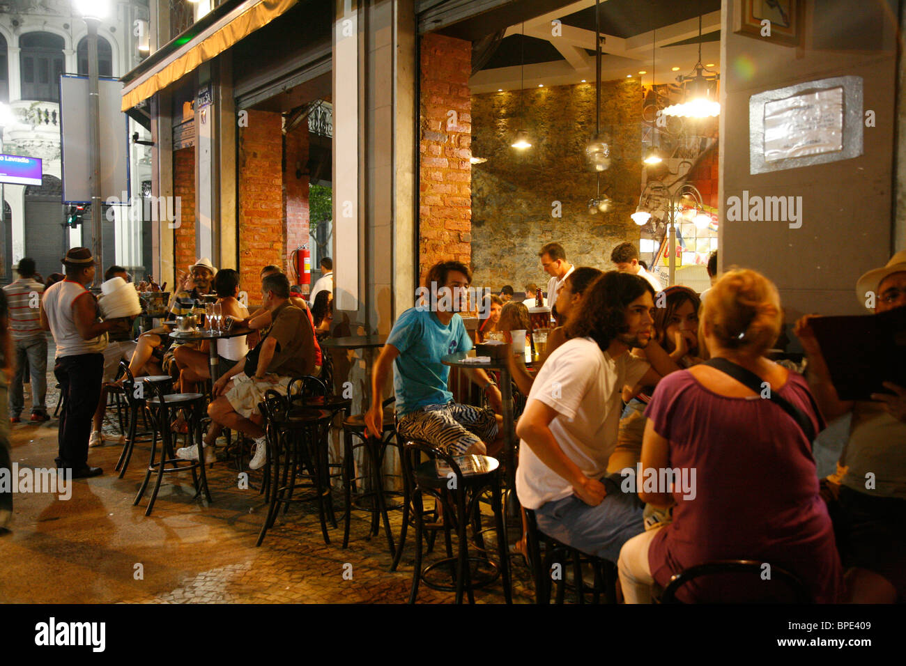 Menschen im Restaurant Boteco da Garrafa in Lapa, Rio De Janeiro, Brasilien. Stockfoto