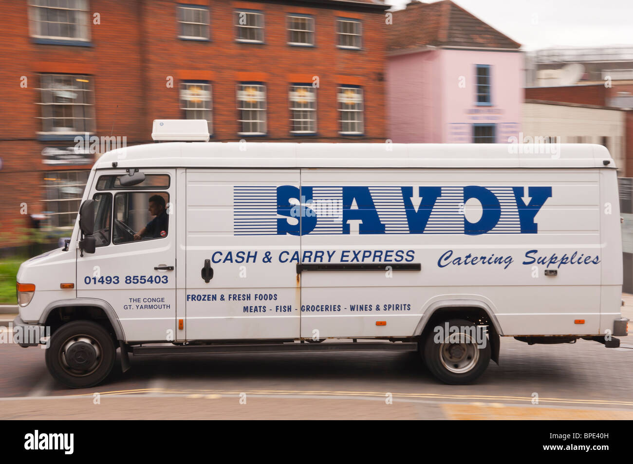 Ein Savoy catering liefert van fahren durch die Stadt und zeigt Bewegung in Norwich, Norfolk, England, Großbritannien, Uk Stockfoto