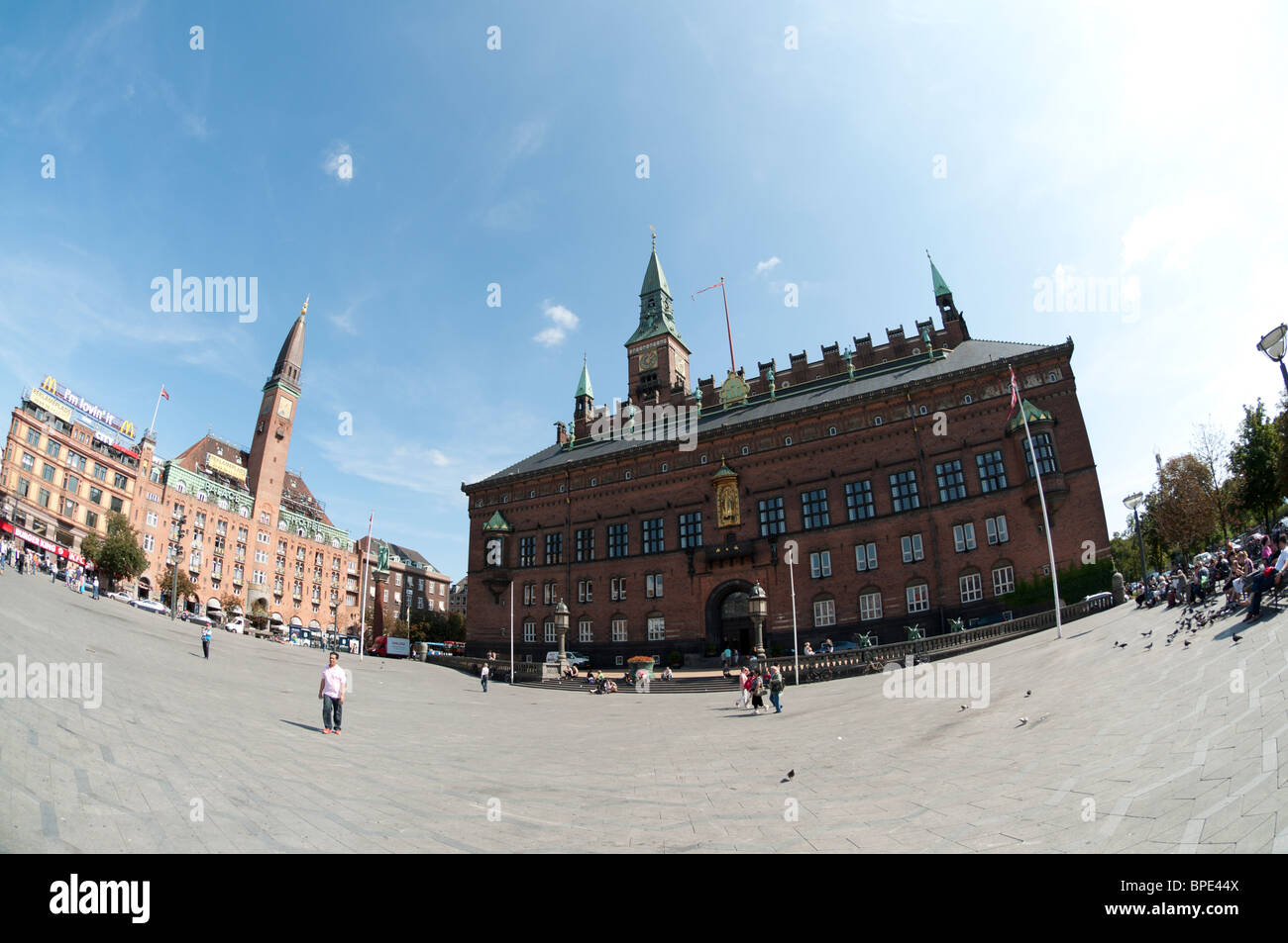 Ein Fischauge Foto von dem Rathausplatz (Radhus Pladsen) in Kopenhagen, Dänemark. Stockfoto