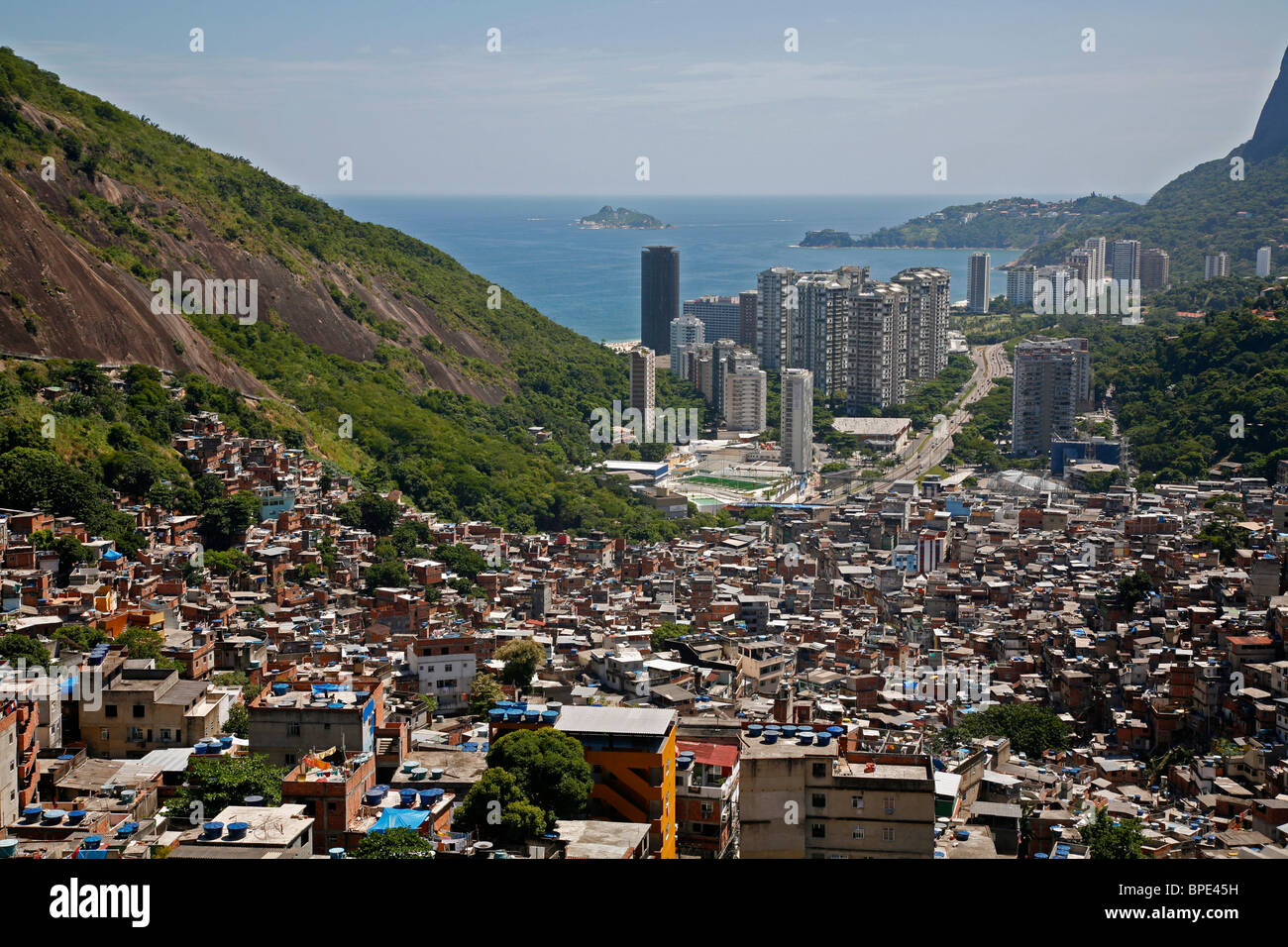 Blick nach unten von oben Rocinha Favela, Rio De Janeiro, Brasilien. Stockfoto