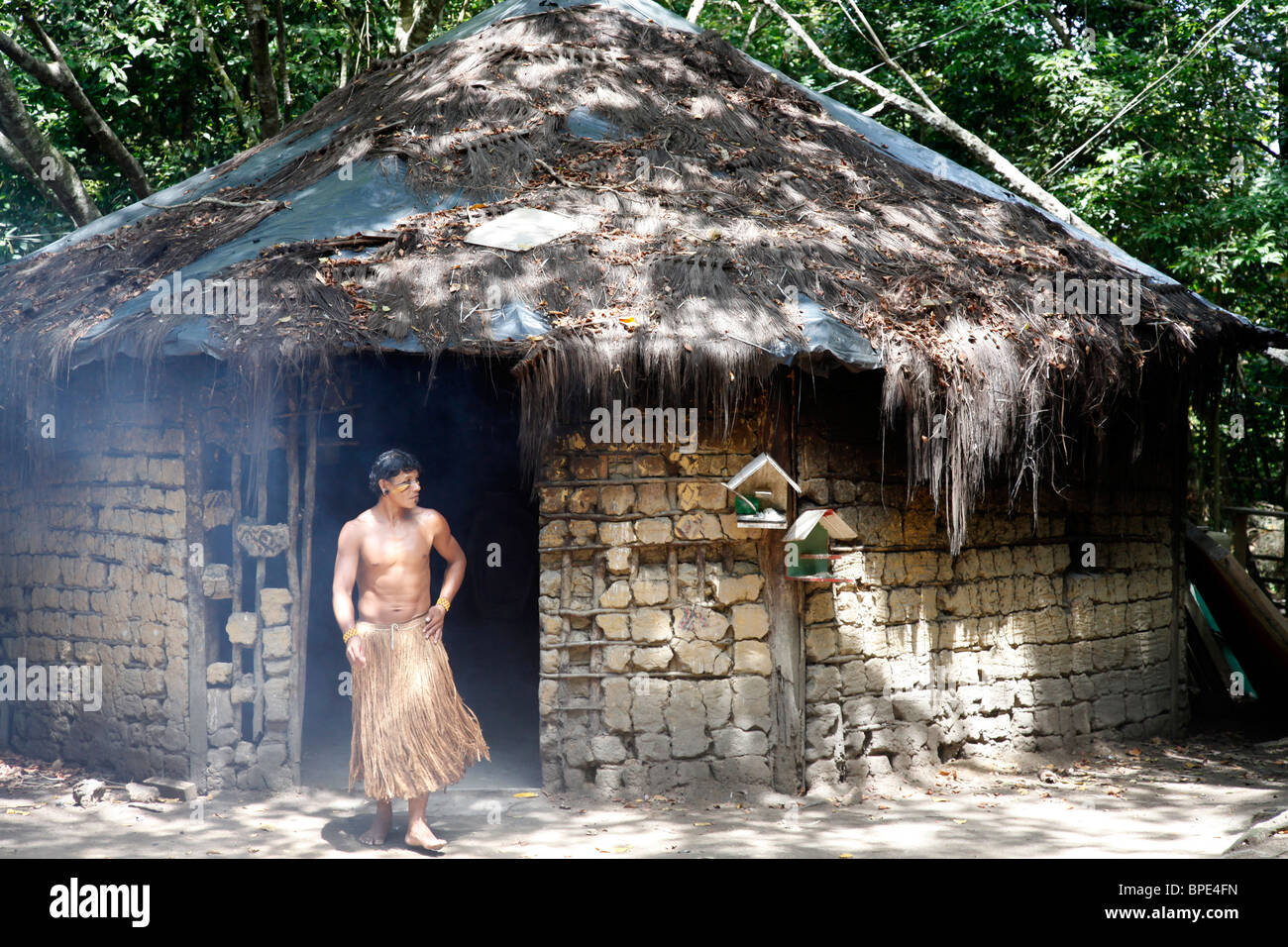 Traditionelle Häuser der Pataxo indischen Menschen bei der Reserva Indigena da Jaqueira in der Nähe von Porto Seguro, Bahia, Brasilien. Stockfoto