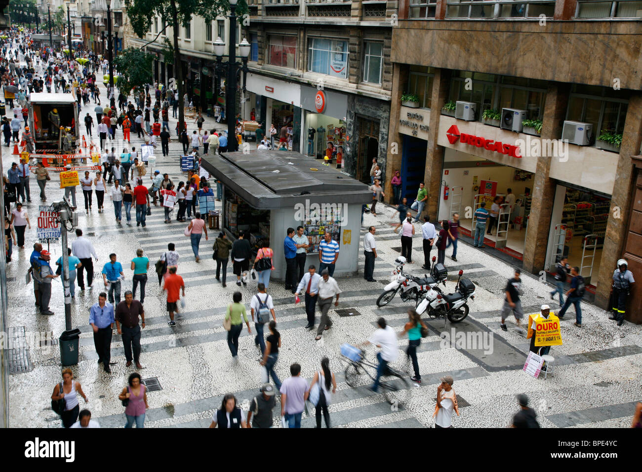 Menschen zu Fuß auf eine Fußgängerzone Einkaufsstraße im Zentrum Sao Paulo, Brasilien. Stockfoto