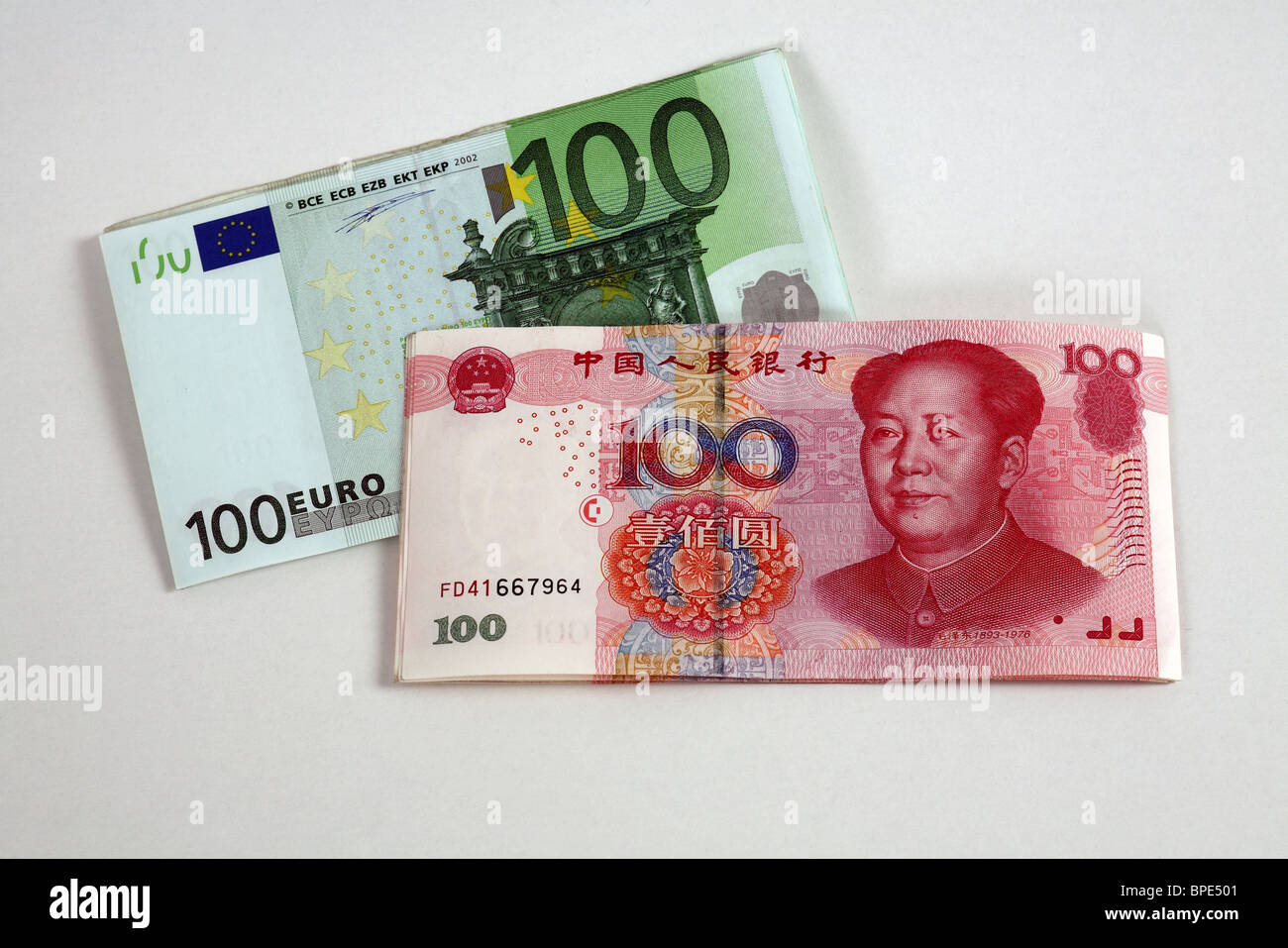100 Euro und 100-Renminbi Yuan Banknoten Stockfoto