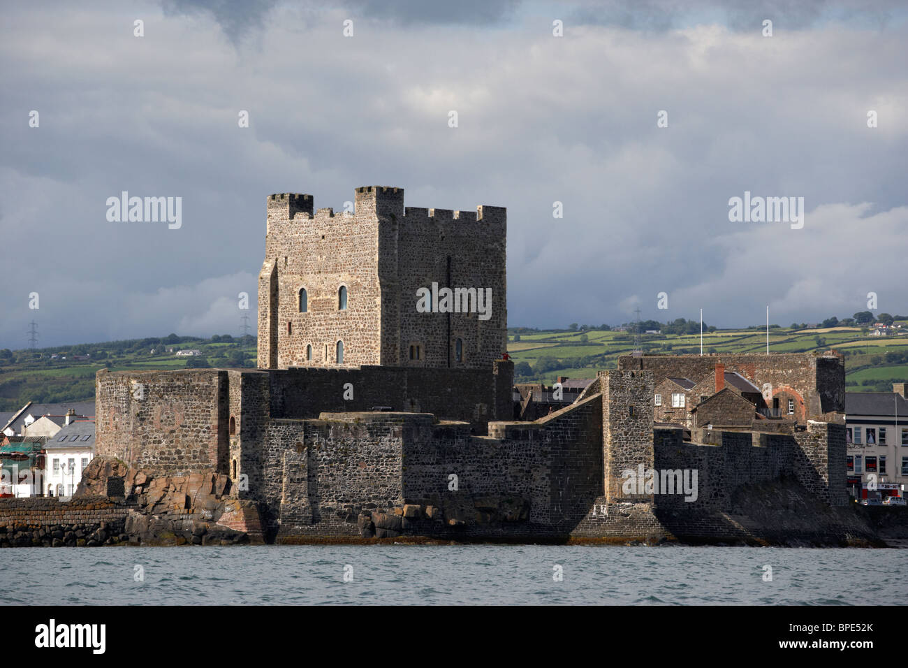 Carrickfergus castle Carrick County Antrim, Nordirland Vereinigtes Königreich vom Meer gesehen Stockfoto