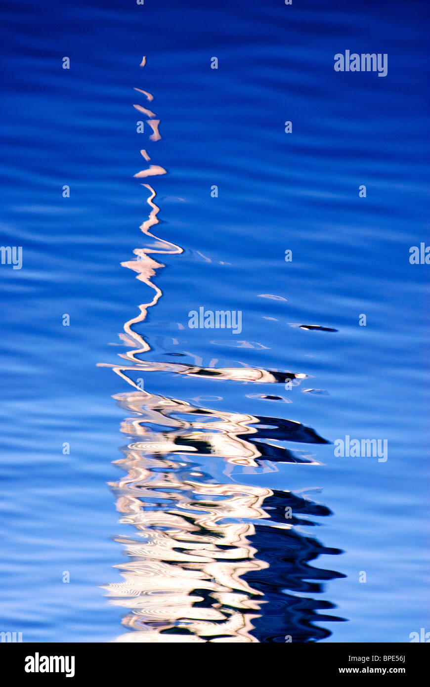 Reflexion des Gebäudes in Wasser mit Wellen Stockfoto