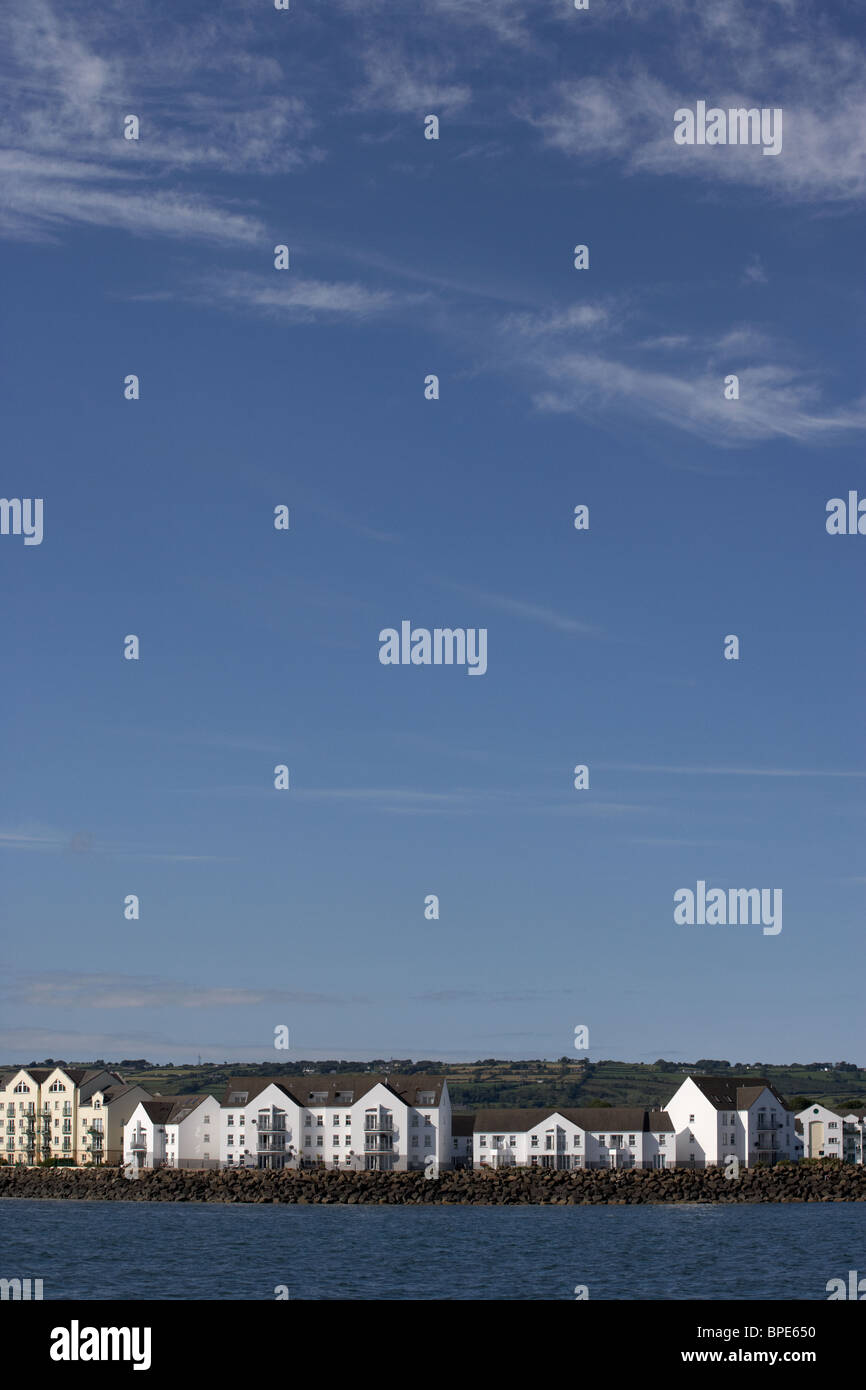 direkt am Meer Wohnung Blöcke auf der Belfast Lough Küstenlinie bei Carrickfergus County Antrim-Nordirland-uk Stockfoto