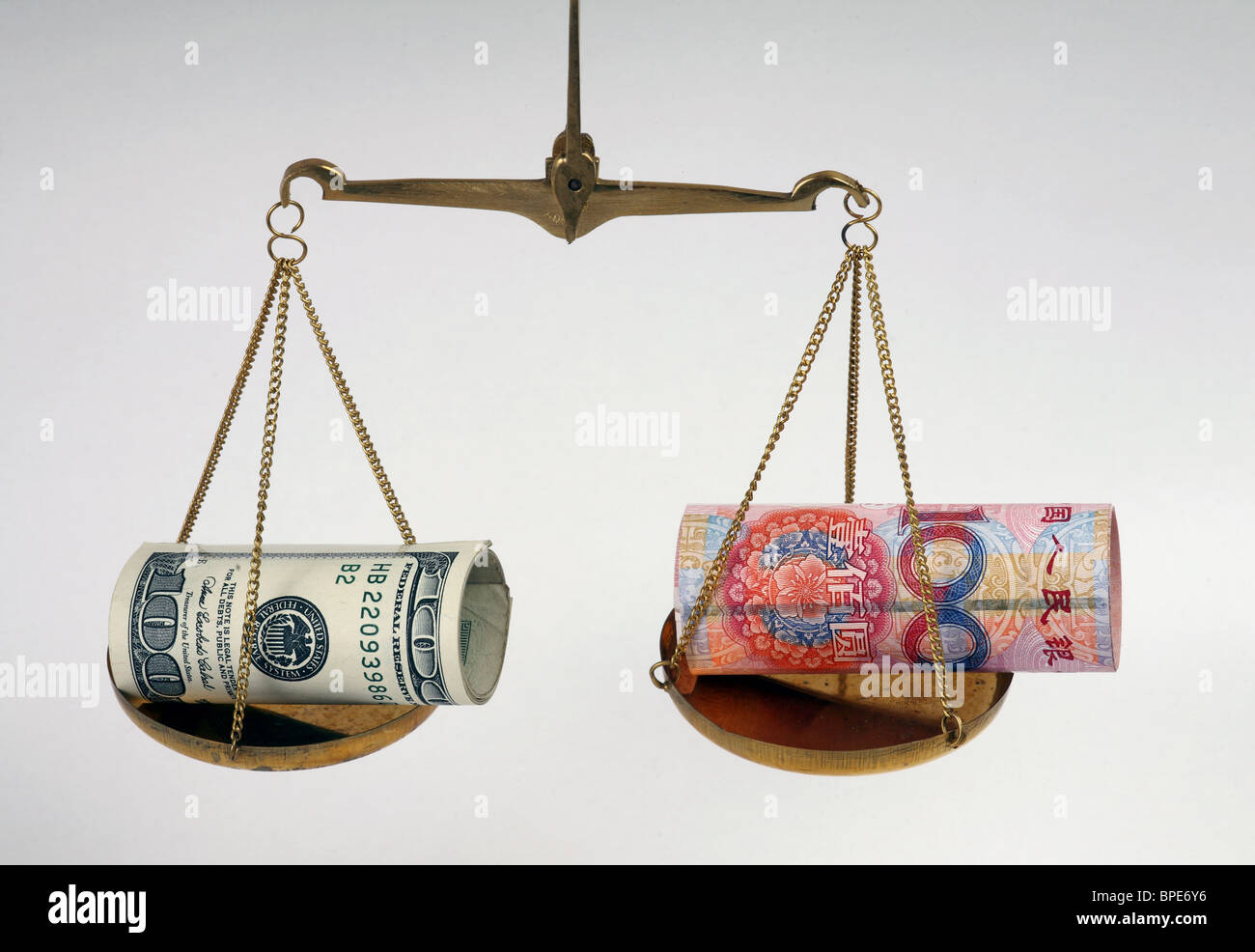 Dollar und Renminbi Yuan Banknoten auf ausgewogene Waage Stockfoto