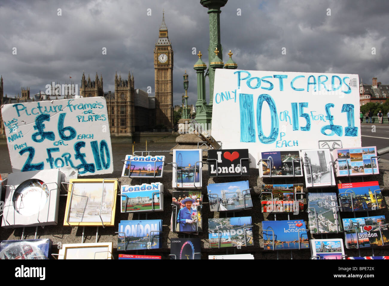 A stall verkaufen Souvenirs und Postkarten auf Westminster Bridge, London. Stockfoto