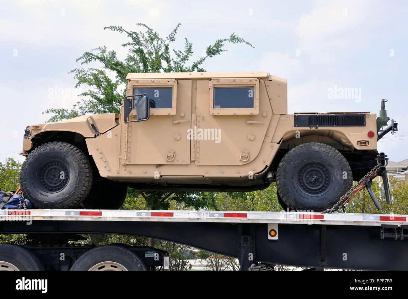 US-Militär-LKW auf großen LKW transportiert werden Stockfoto