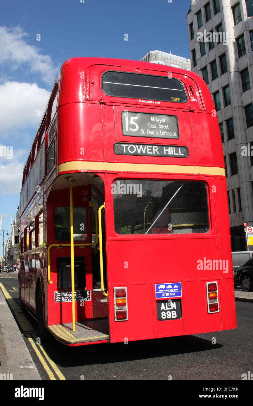 Einem roten Londoner Routemaster Bus auf einer Londoner Straße. Stockfoto