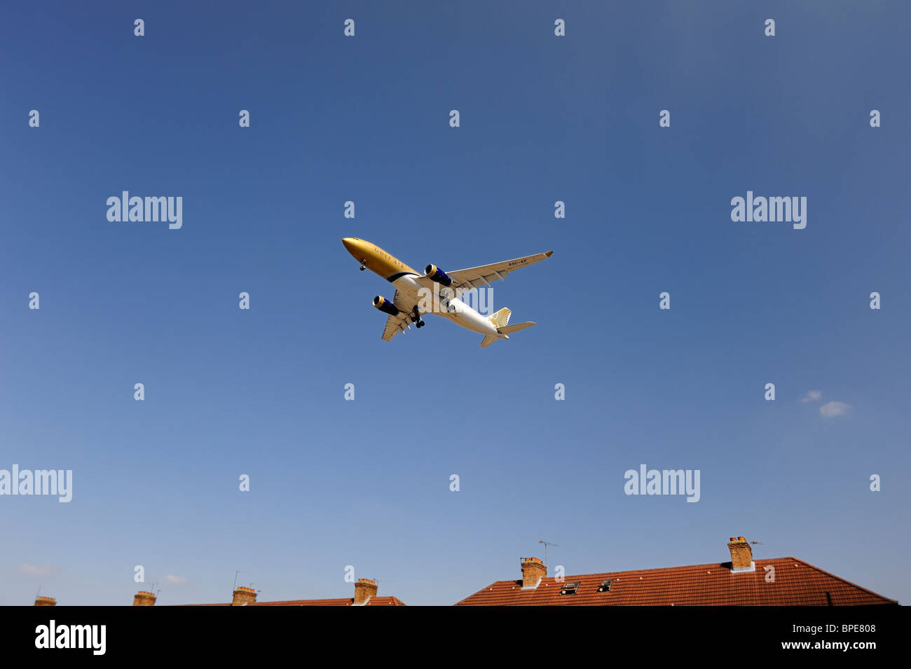 Gulf Air Flugzeug Tiefflug über Haus vor der Landung Stockfoto