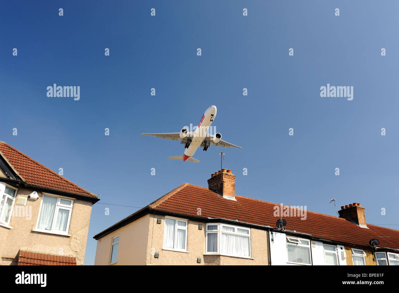 Flugzeug im Tiefflug über Haus vor der Landung Stockfoto