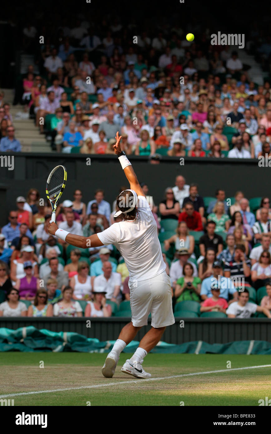 Rafael Nadal (ESP) in Aktion bei den Wimbledon Championships 2010 Stockfoto