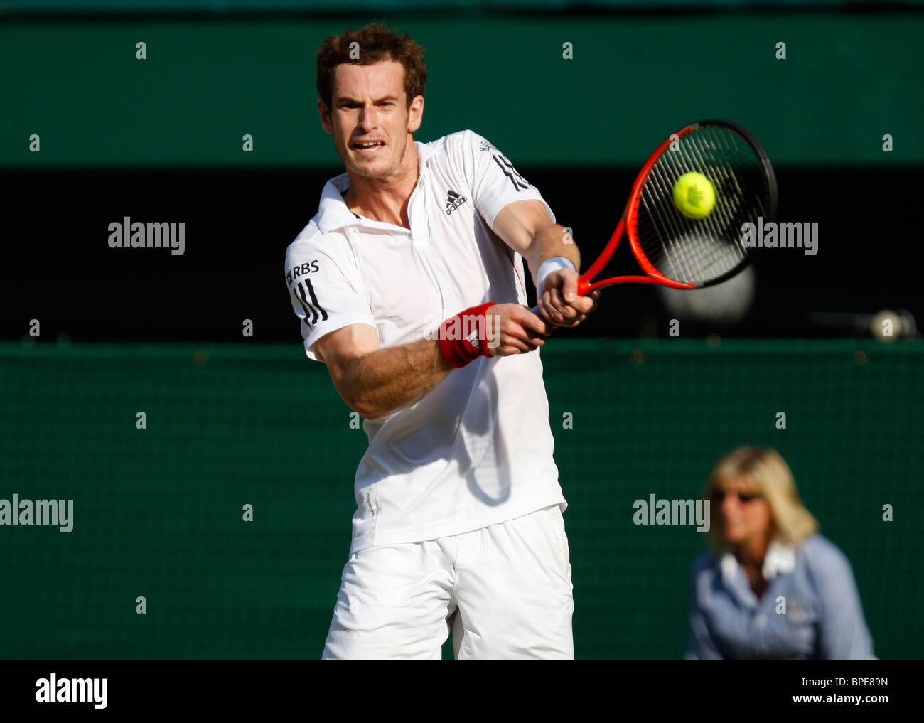 Andy Murray (GBR) spielen bei den Wimbledon Championships 2010 Stockfoto