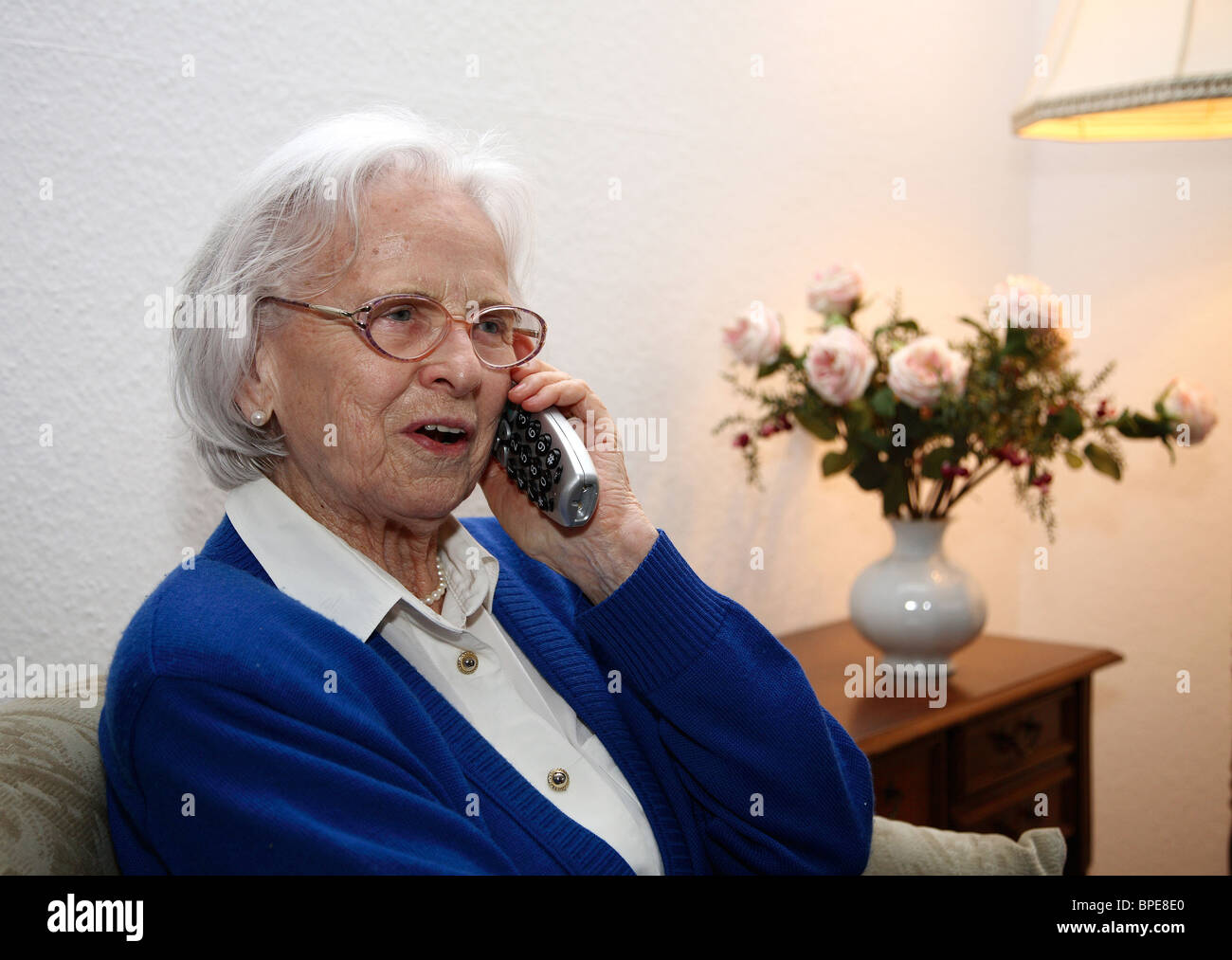 Ältere Frau mit einem Mobiltelefon Stockfoto