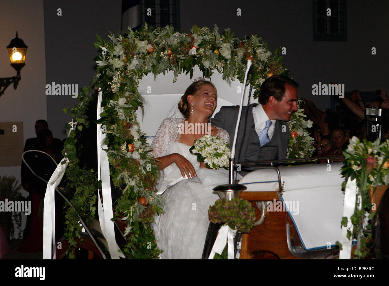 Prinz Nikolaos von Griechenland mit seiner Frau Tatiana Blatnik verlassen der Kirche. Stockfoto