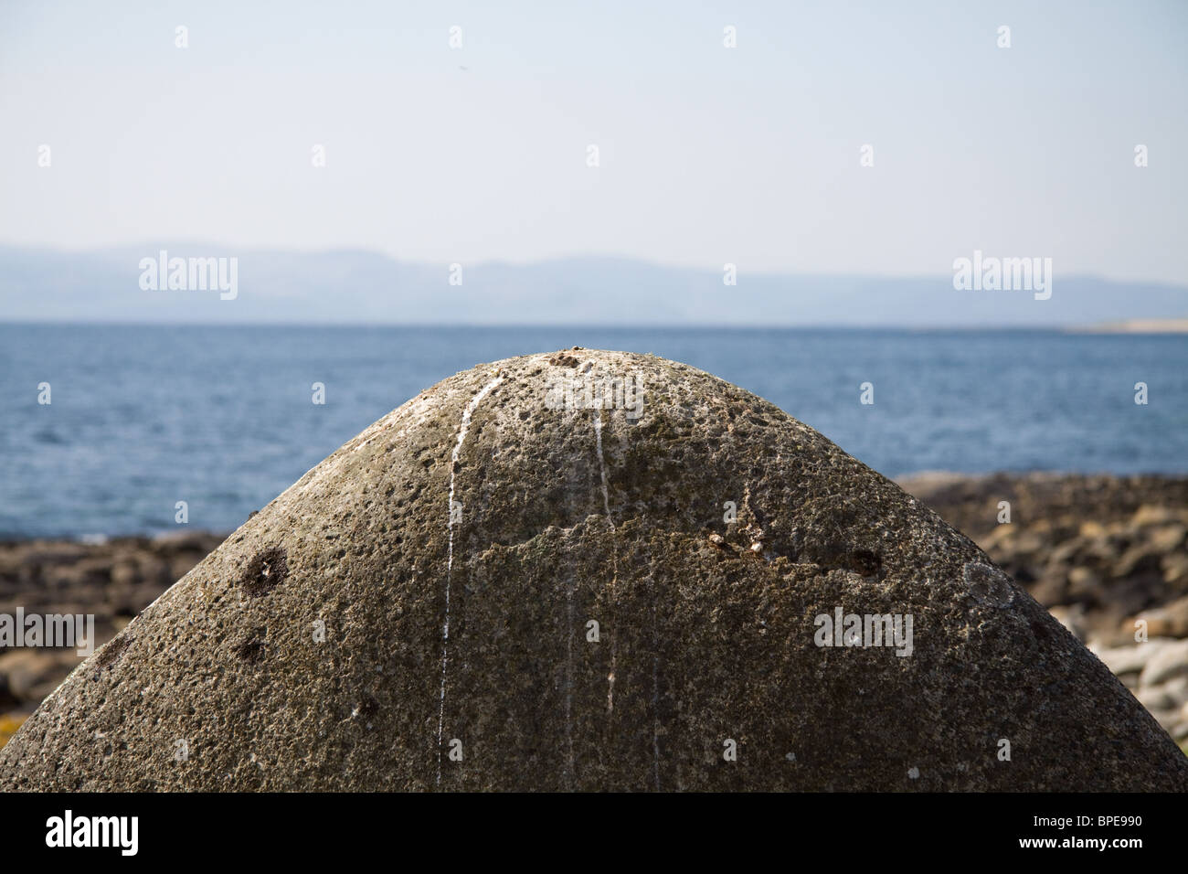 Glatte Felsen am Strand, Isle of Arran, Schottland Stockfoto