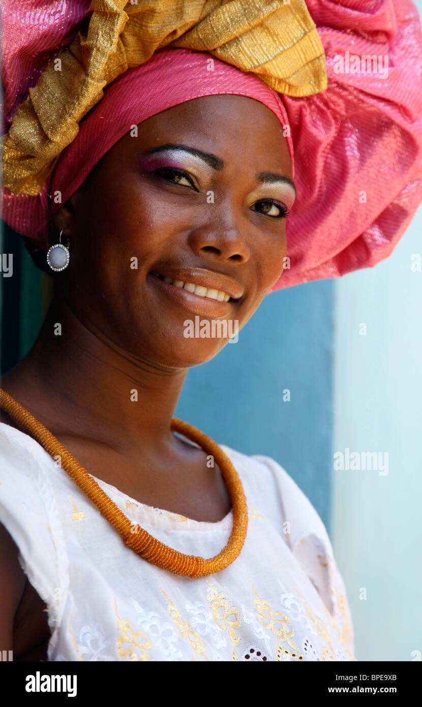 Porträt einer bahianischen Frau in traditioneller Kleidung bei der Pelourinho Viertel, Salvador, Bahia, Brasilien. Stockfoto